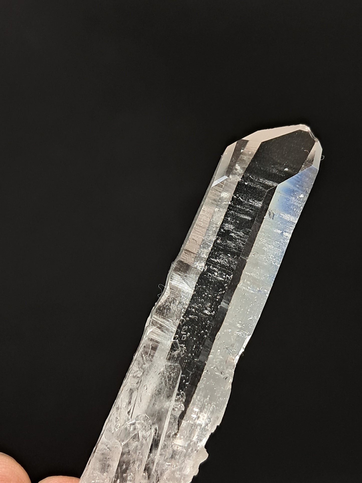 Cristal de cuarzo láser transparente (Santander, Colombia) Punta natural | Ejemplar mineral n.° COQ35