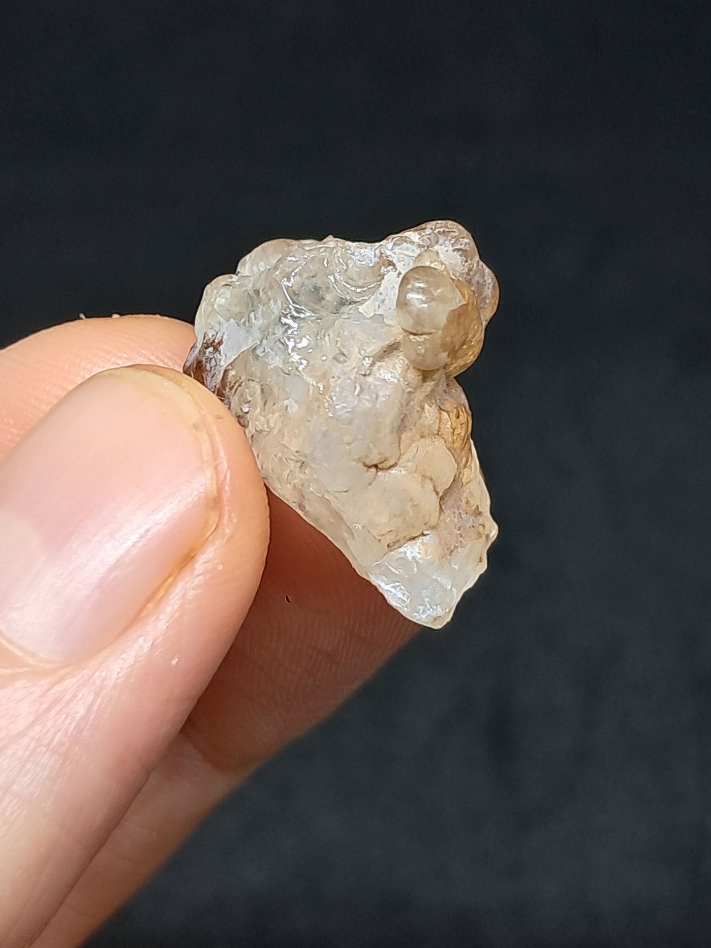 Ópalo hialita (México), piedra cristalina en bruto reactiva a los rayos UV | Ejemplar mineral n.° OH10