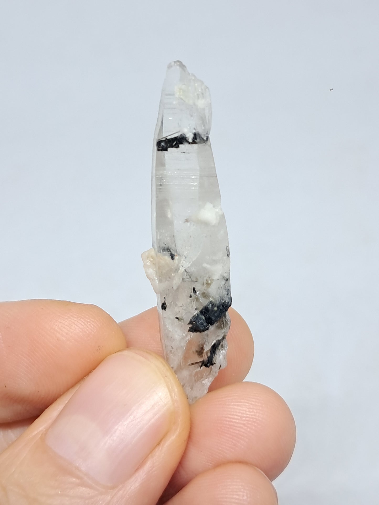Punta de cristal de cuarzo turmalinado (karur), piedra natural | Ejemplar mineral n.° TQ28