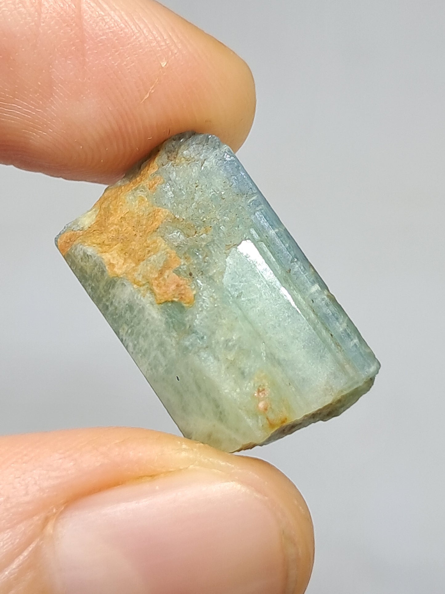 Aguamarina de alta calidad (Karur) en bruto, cristal hexagonal | Ejemplar mineral n.° AQM16
