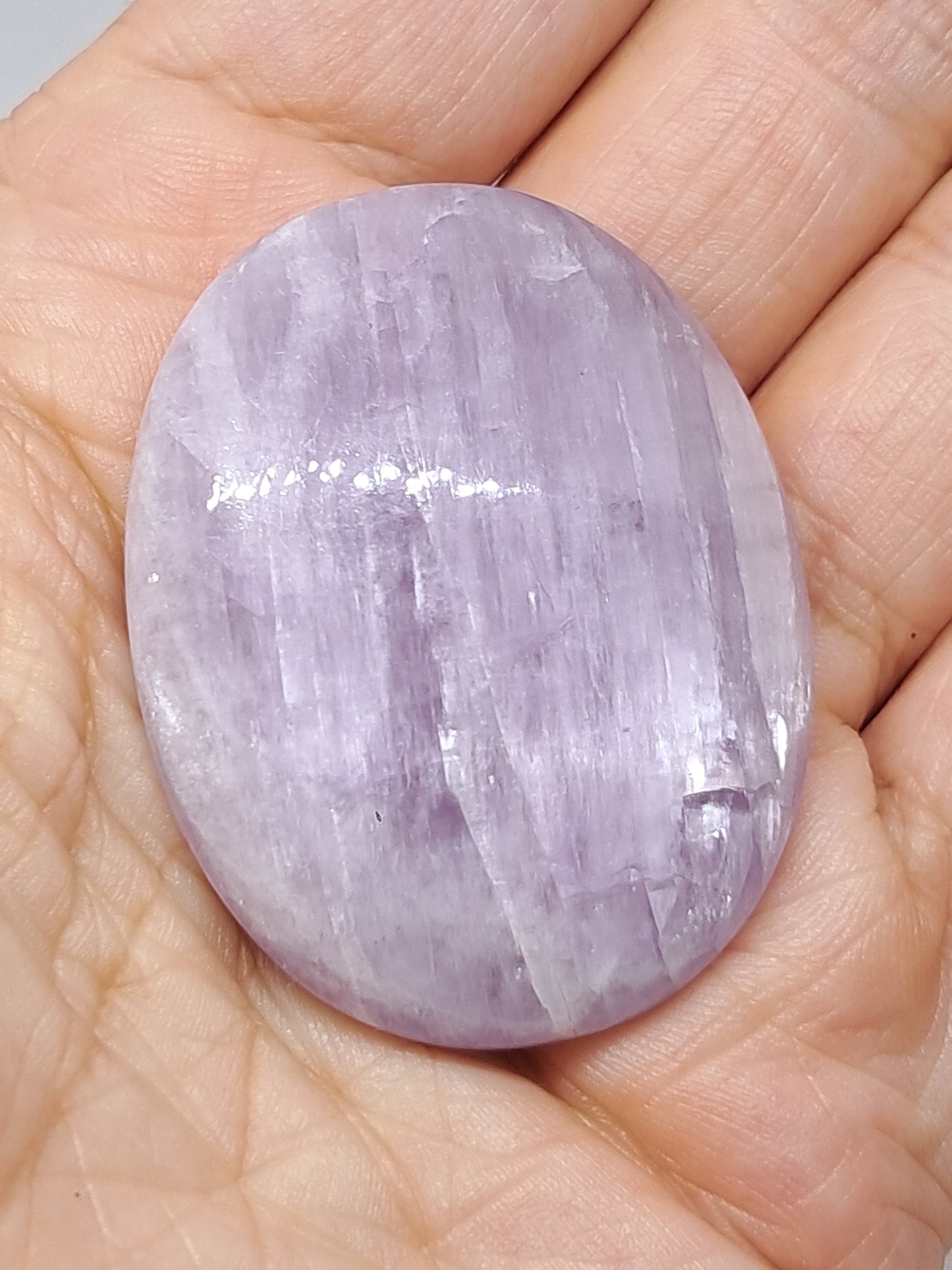 Piedra de palma de kunzita (Madagascar) pulida | Cristal natural n.° KZ5