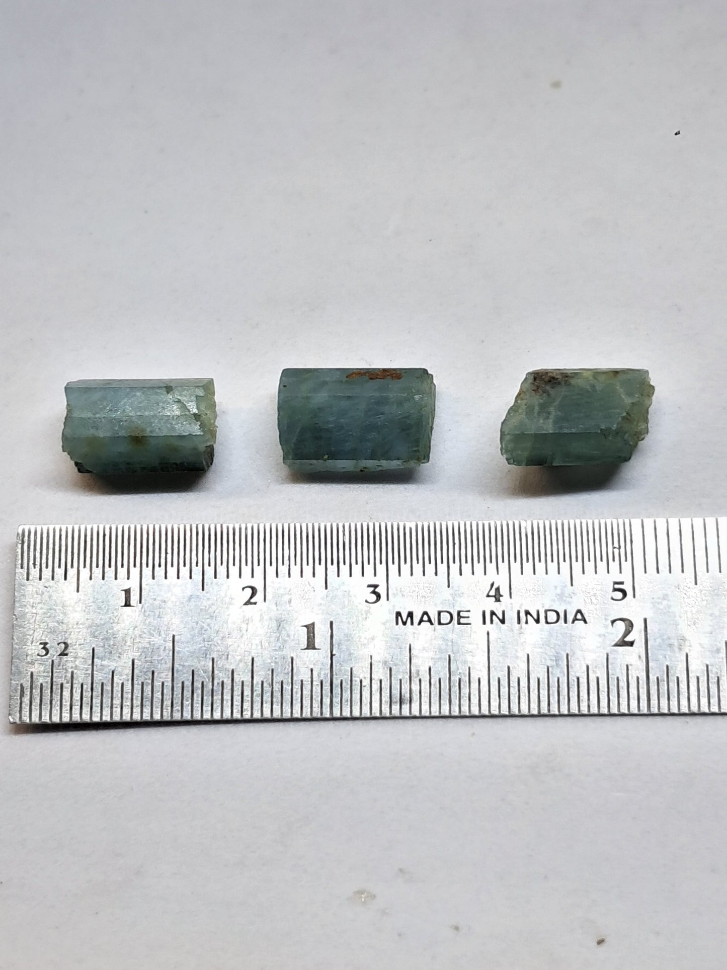 Conjunto de 3 Aguamarinas (Karur) Cristales Hexagonales en Bruto | Ejemplar Mineral n.° AQM38