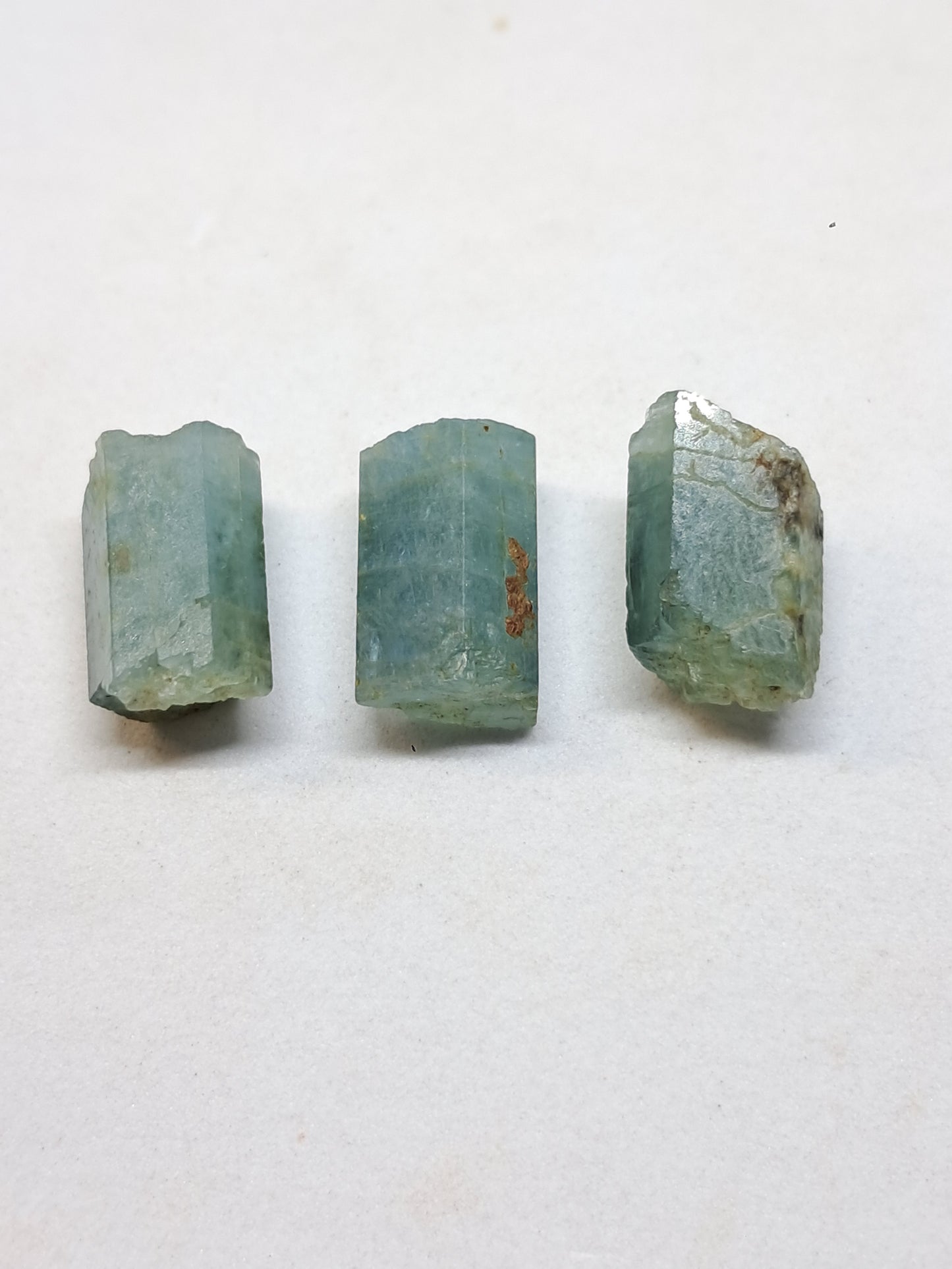 Conjunto de 3 Aguamarinas (Karur) Cristales Hexagonales en Bruto | Ejemplar Mineral n.° AQM38