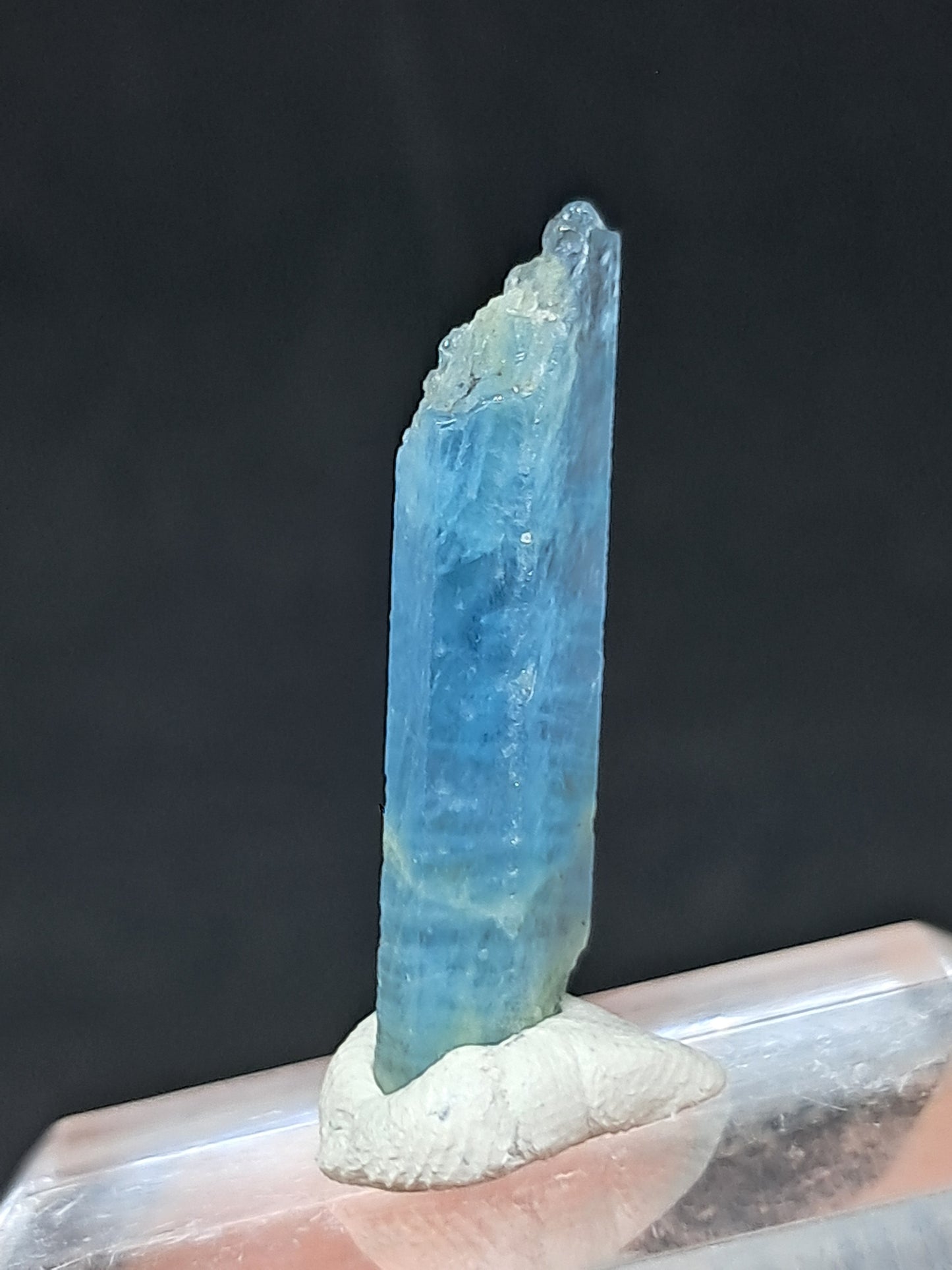 Aguamarina de alta calidad (Karur) en bruto, cristal hexagonal | Ejemplar mineral n.° AQM18