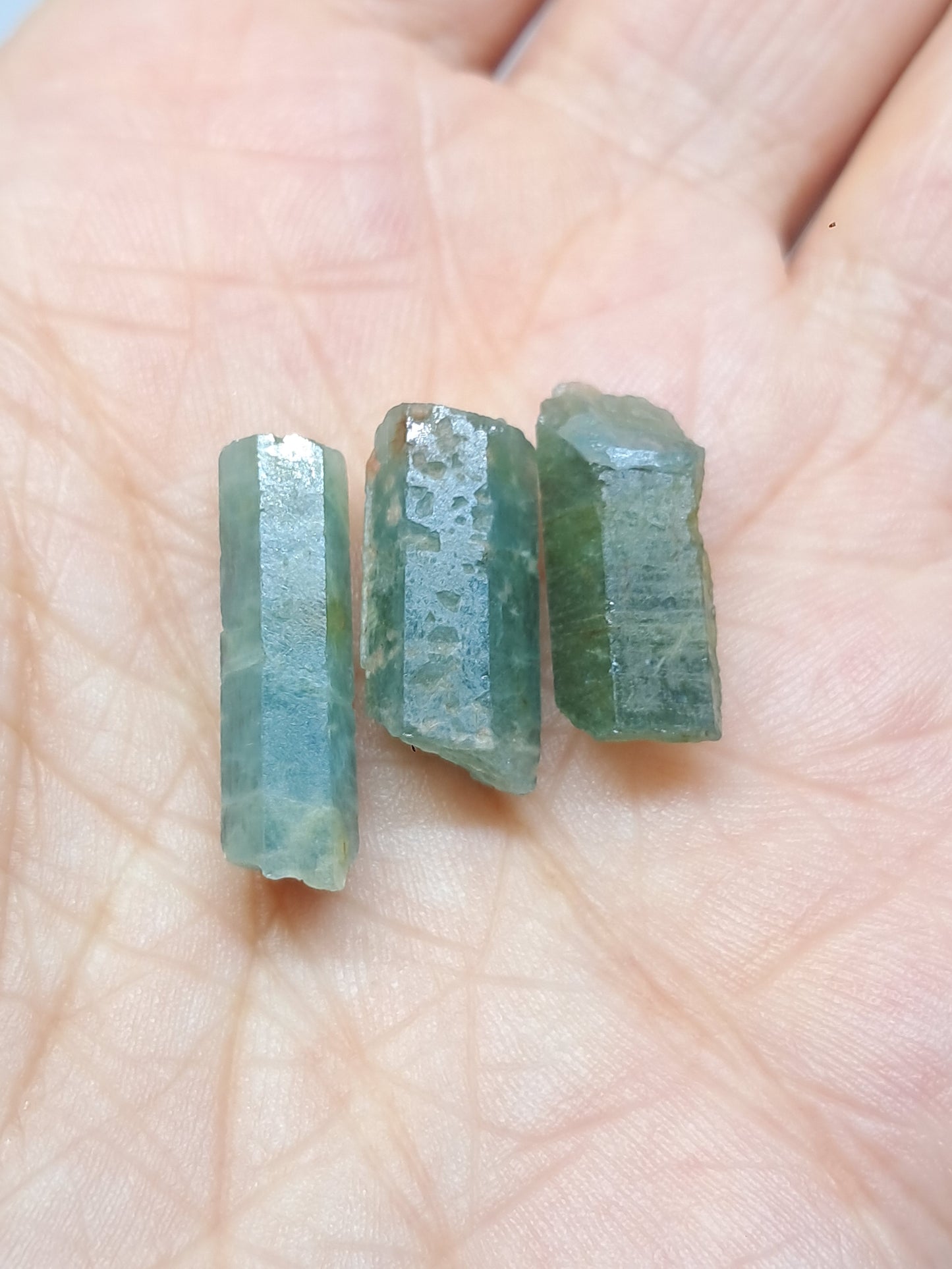 Conjunto de 3 Aguamarinas (Karur) Cristales Hexagonales en Bruto | Ejemplar Mineral n.° AQM30