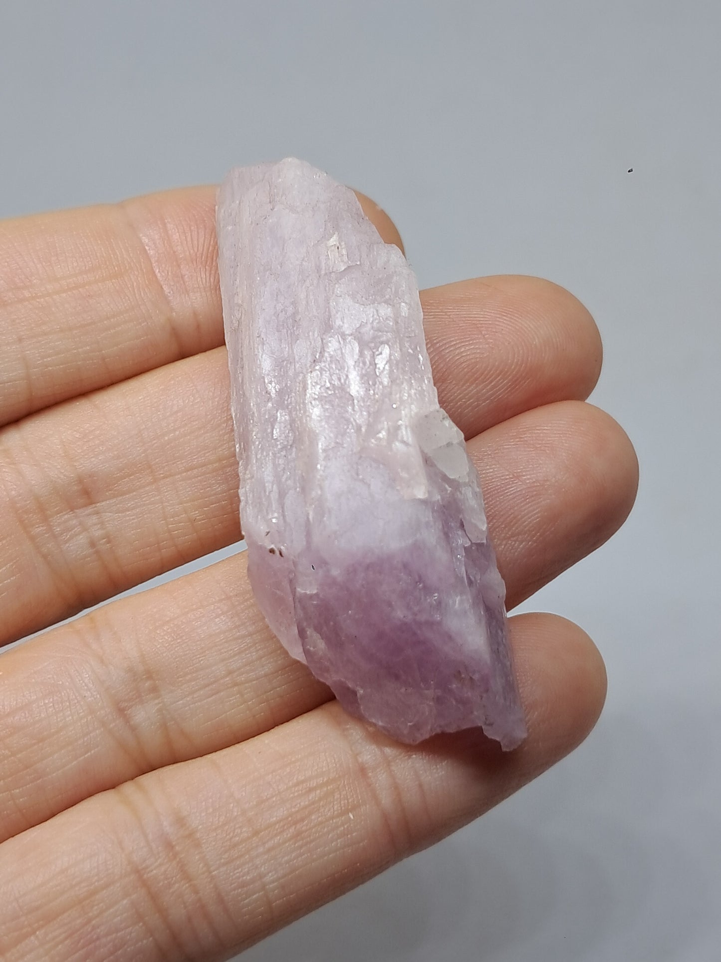 Cristal de kunzita en bruto (Madagascar), piedra natural en bruto | Espécimen de espodumena n.° KZ3