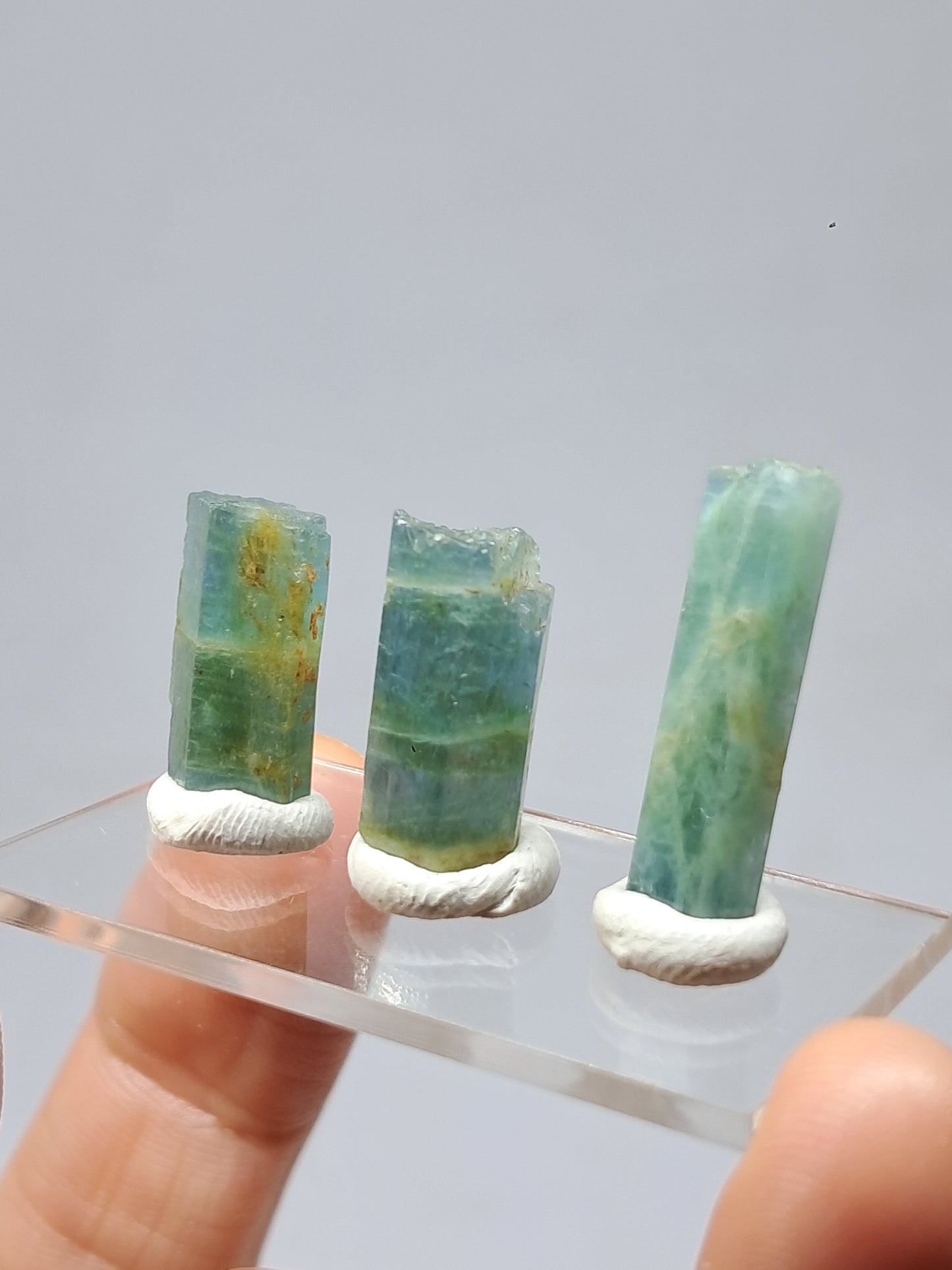 Conjunto de 3 Aguamarinas (Karur) Cristales Hexagonales en Bruto | Ejemplar Mineral n.° AQM31