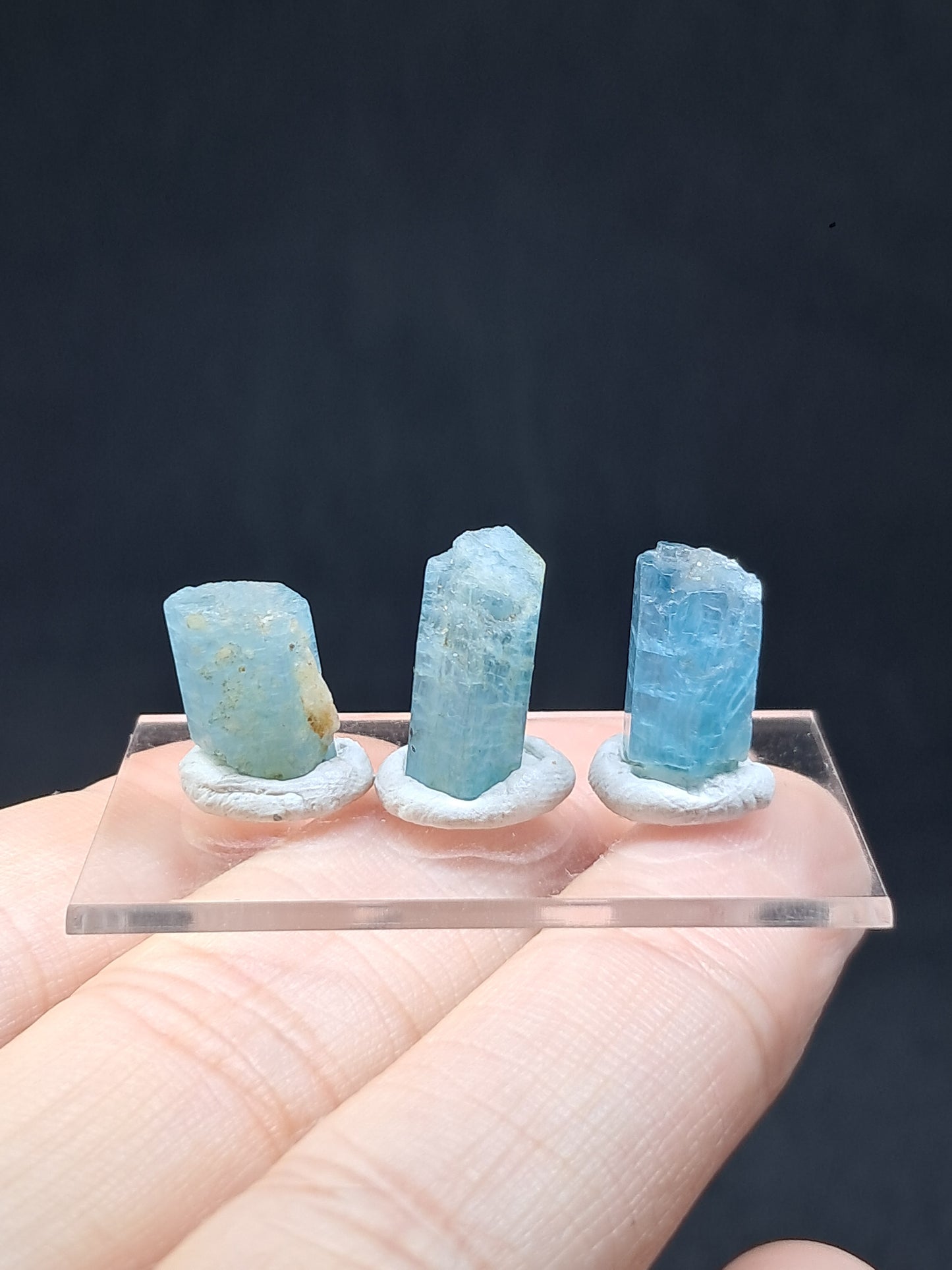 Conjunto de 3 Aguamarinas (Karur) Cristales Hexagonales en Bruto | Ejemplar Mineral n.° AQM28