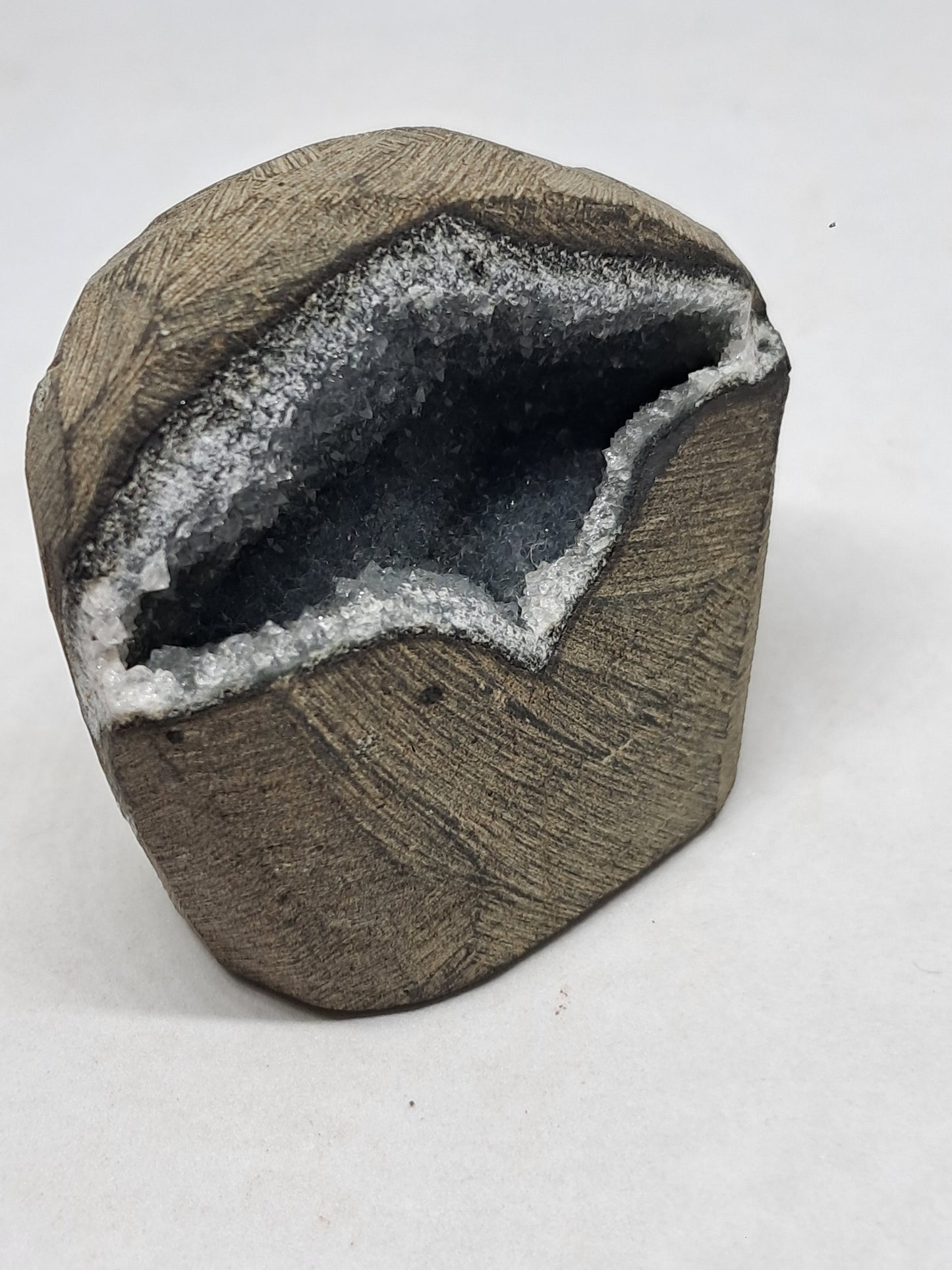 Calcedonia negra en geoda de basalto (Nashik) | Cristal natural | Ejemplar mineral n.° BC22