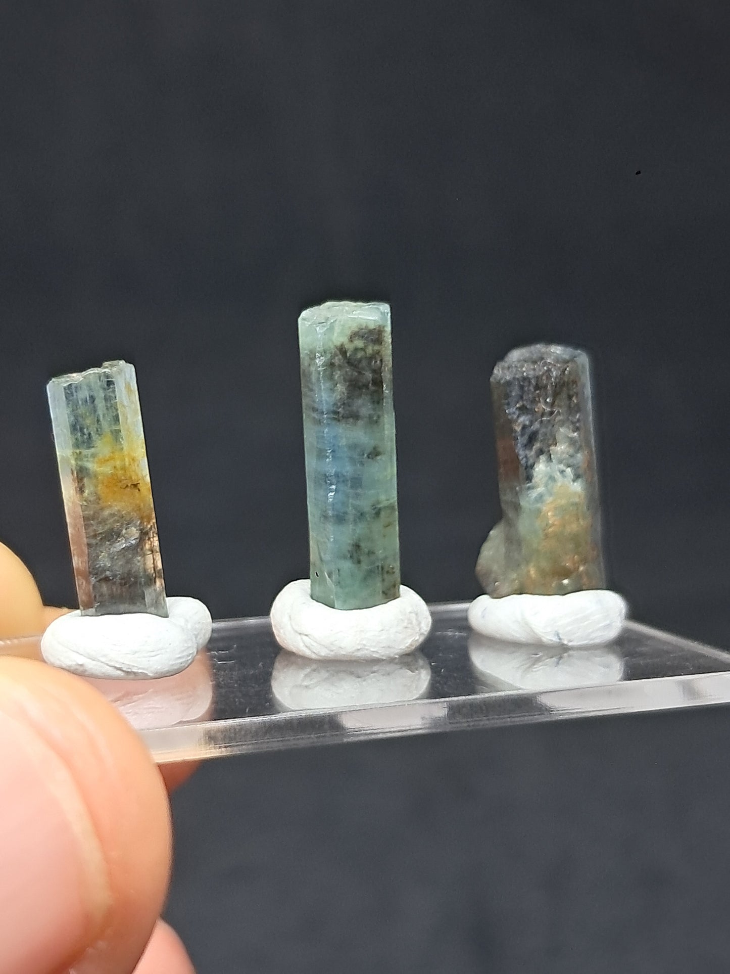 Conjunto de 3 Aguamarinas (Karur) Cristales Hexagonales en Bruto | Ejemplar Mineral n.° AQM37