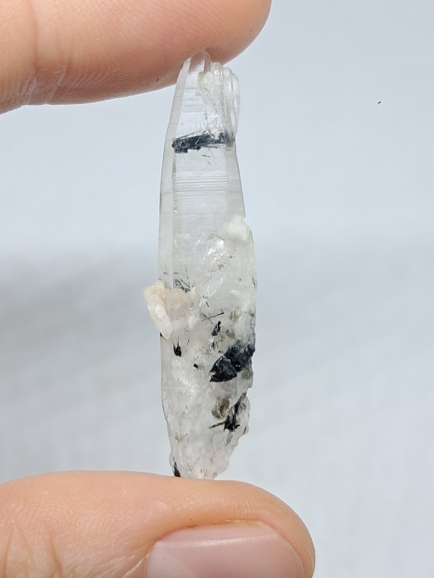 Punta de cristal de cuarzo turmalinado (karur), piedra natural | Ejemplar mineral n.° TQ28