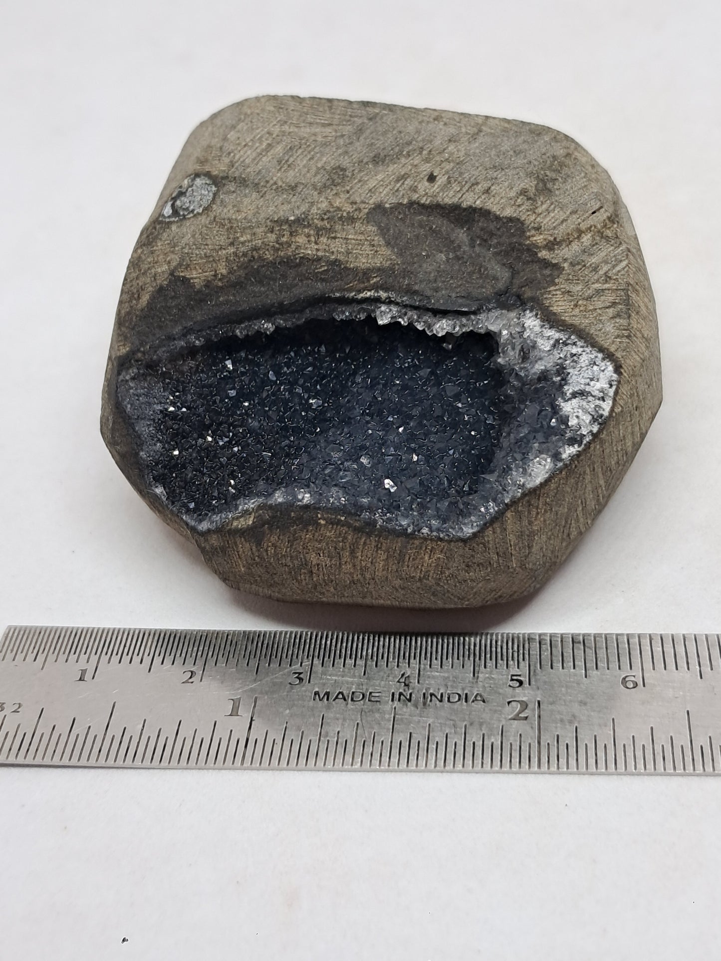 Calcedonia negra en geoda de basalto (Nashik) | Cristal natural | Ejemplar mineral n.° BC19