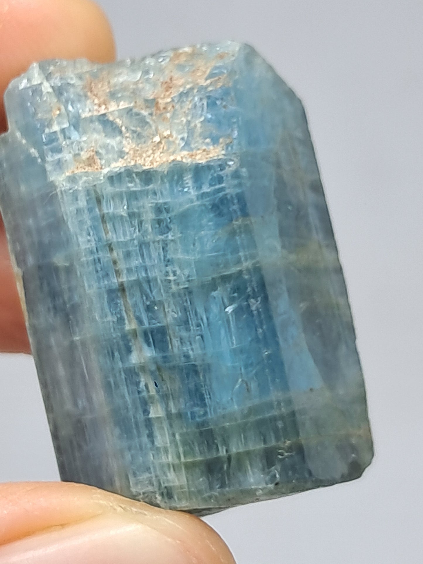 Aguamarina de alta calidad (Karur) en bruto, cristal hexagonal | Ejemplar mineral n.° AQM17