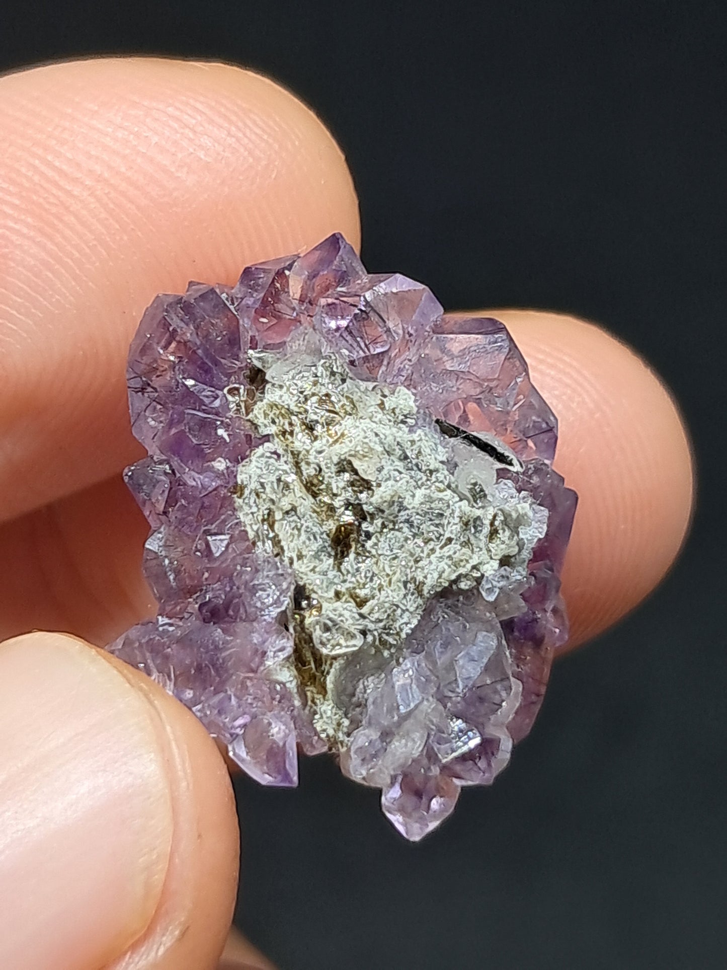 Amatista brillante con inclusiones "Super Seven" y mica (Karur) | Cristal en bruto | Piedra natural | Ejemplar mineral n.° KA153