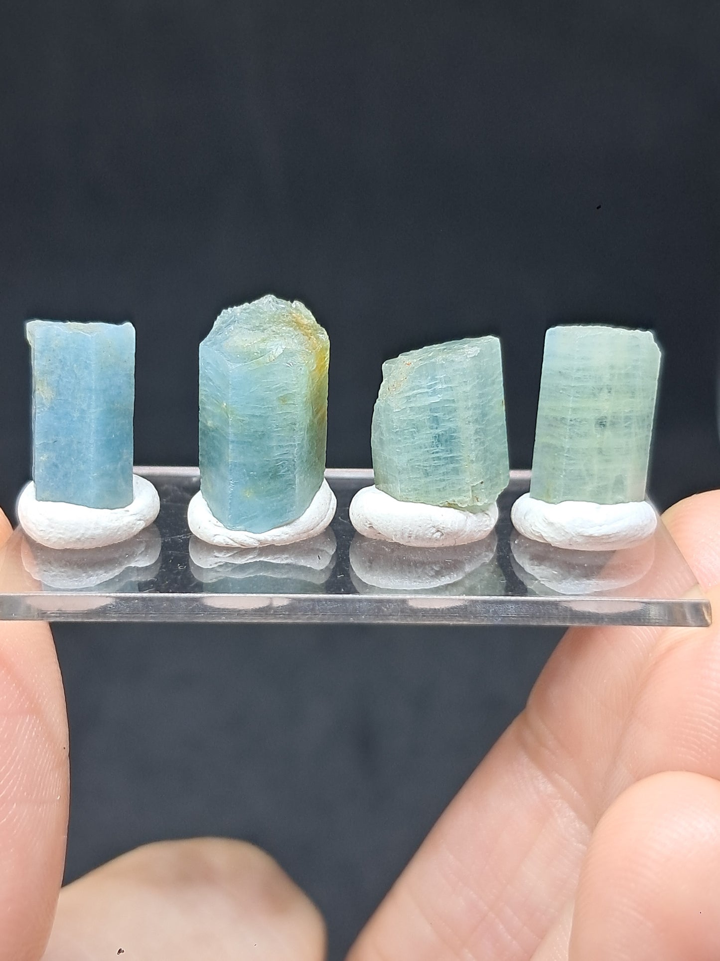 Conjunto de 4 cristales hexagonales de aguamarina (Karur) en bruto | Ejemplar mineral n.° AQM32