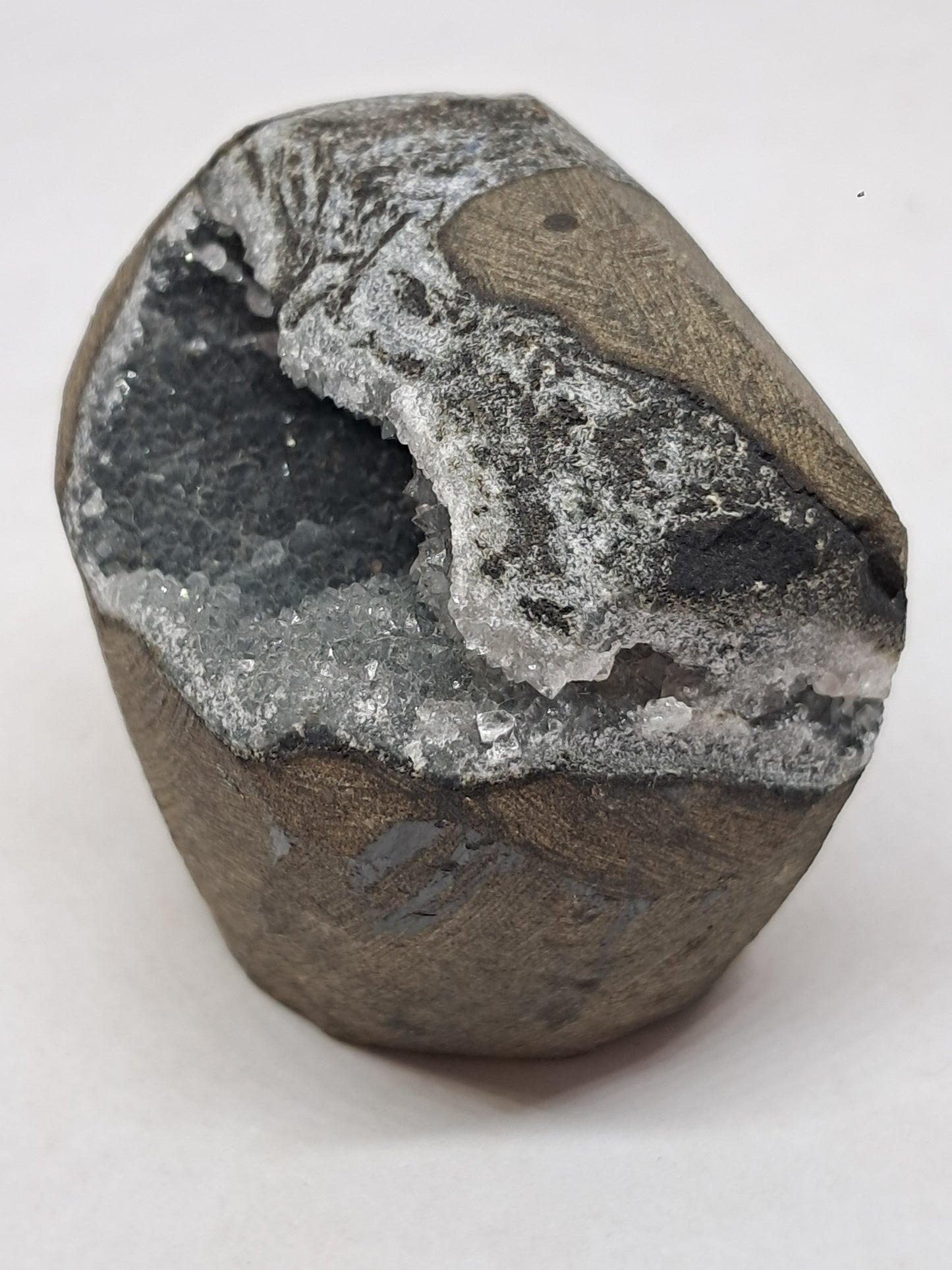 Calcedonia negra en geoda de basalto (Nashik) | Cristal natural | Ejemplar mineral n.° BC20