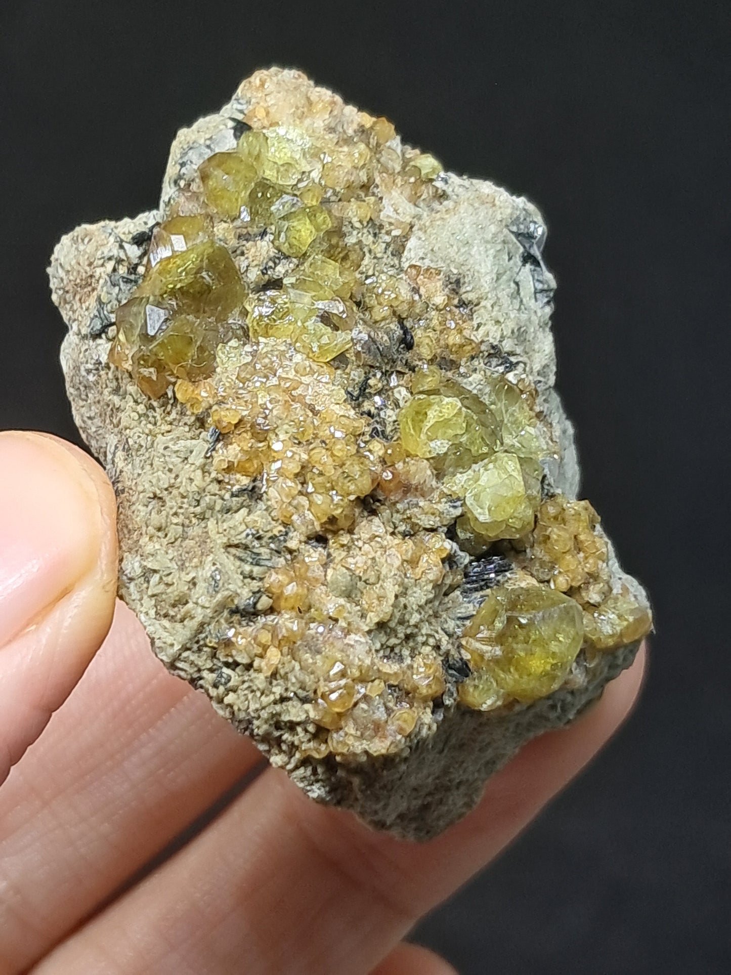 Cúmulo de granate verde en matriz (México) | Cristal en bruto | Ejemplar mineral n.° GR17