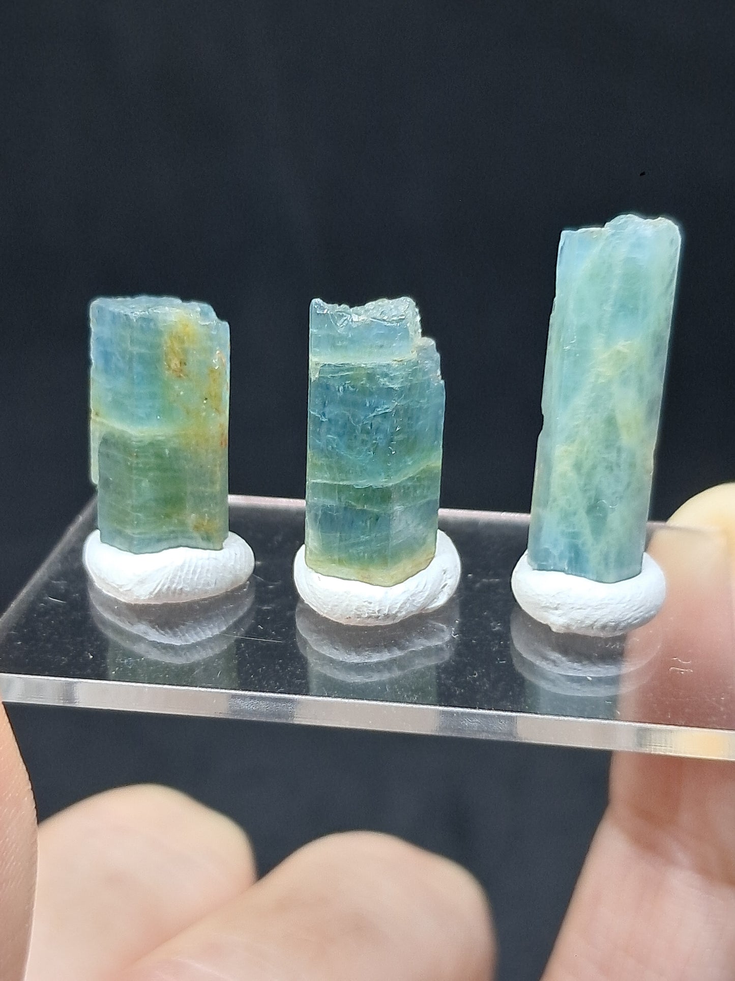 Conjunto de 3 Aguamarinas (Karur) Cristales Hexagonales en Bruto | Ejemplar Mineral n.° AQM31