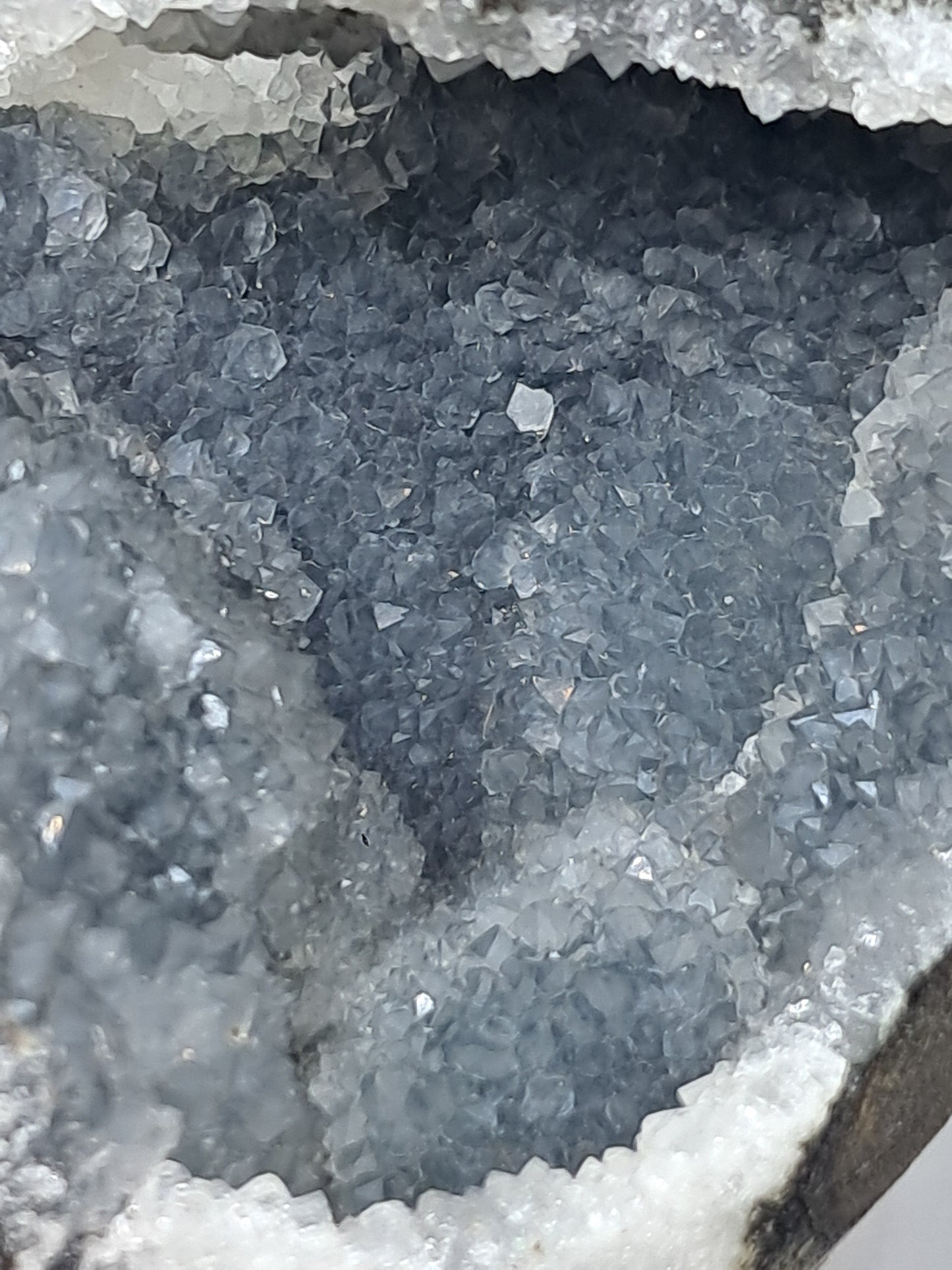 Calcedonia gris/azul en geoda de basalto (Nashik) | Cristal natural | Ejemplar mineral n.° BC10