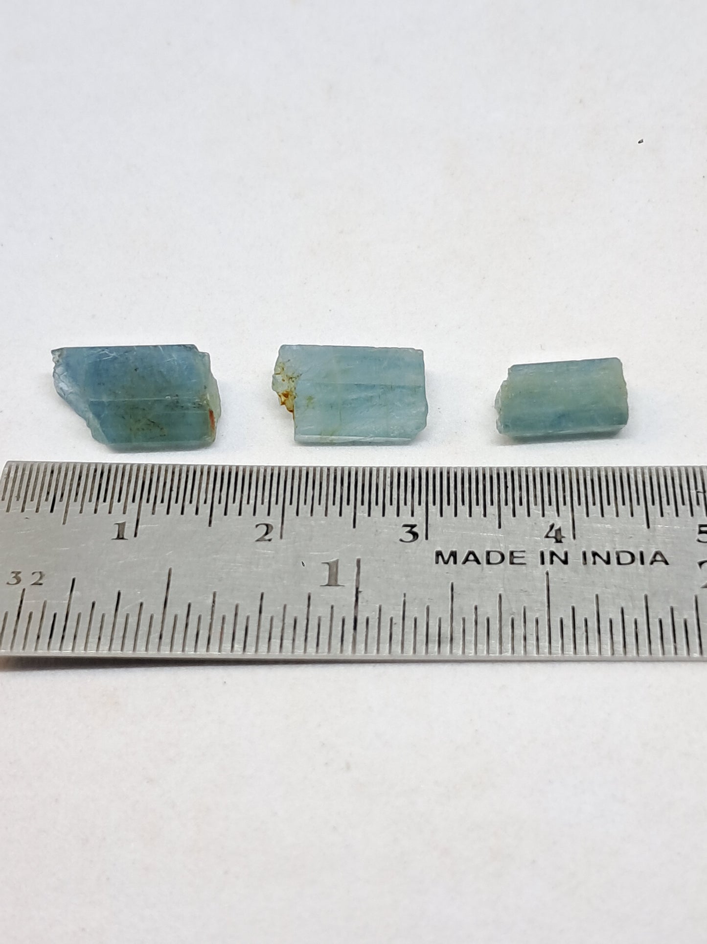 Conjunto de 3 cristales hexagonales de aguamarina (Karur) en bruto | Ejemplar mineral n.° AQM33