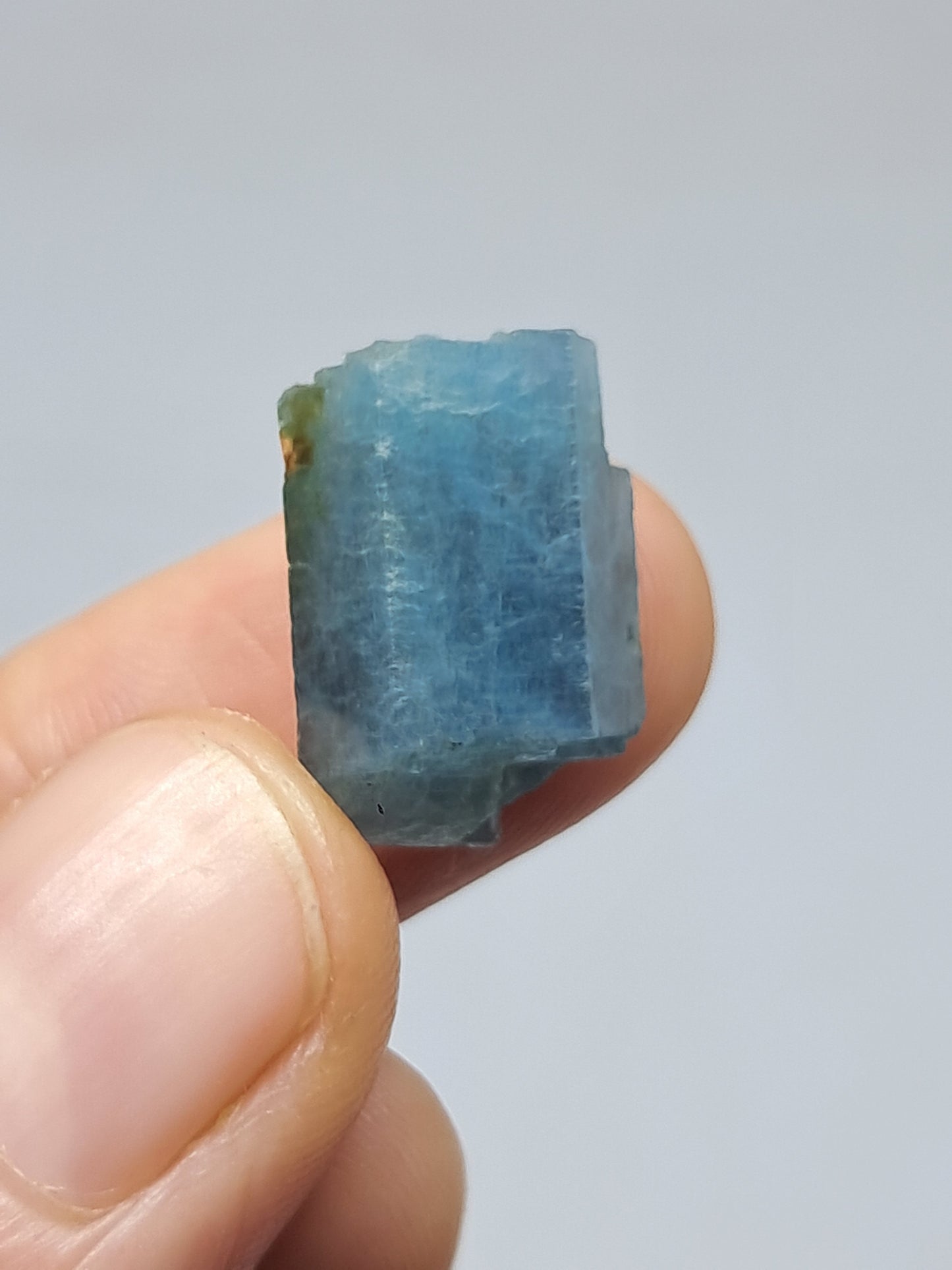 Aguamarina de alta calidad (Karur) en bruto, cristal hexagonal | Ejemplar mineral n.° AQM15