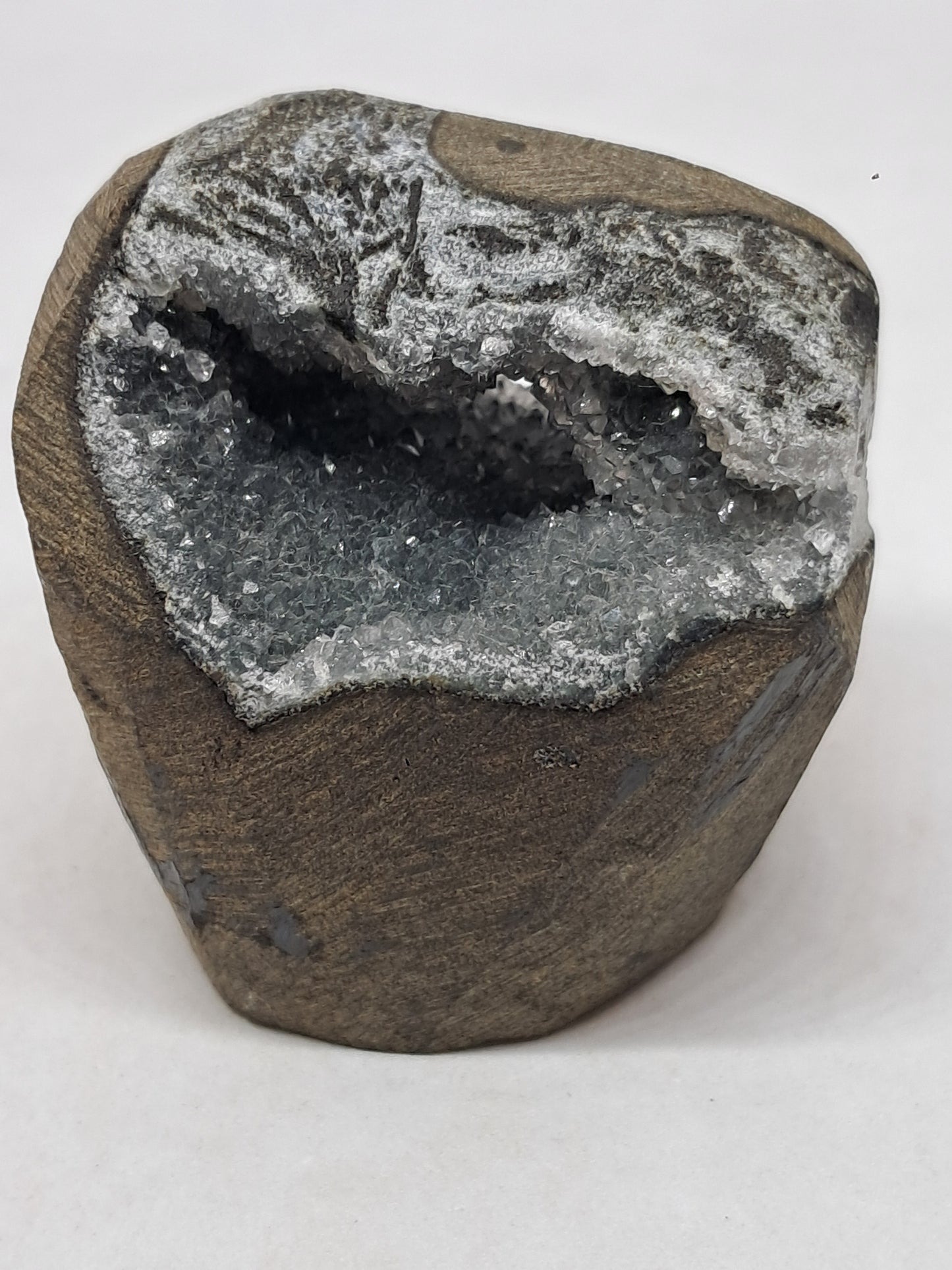 Calcedonia negra en geoda de basalto (Nashik) | Cristal natural | Ejemplar mineral n.° BC20
