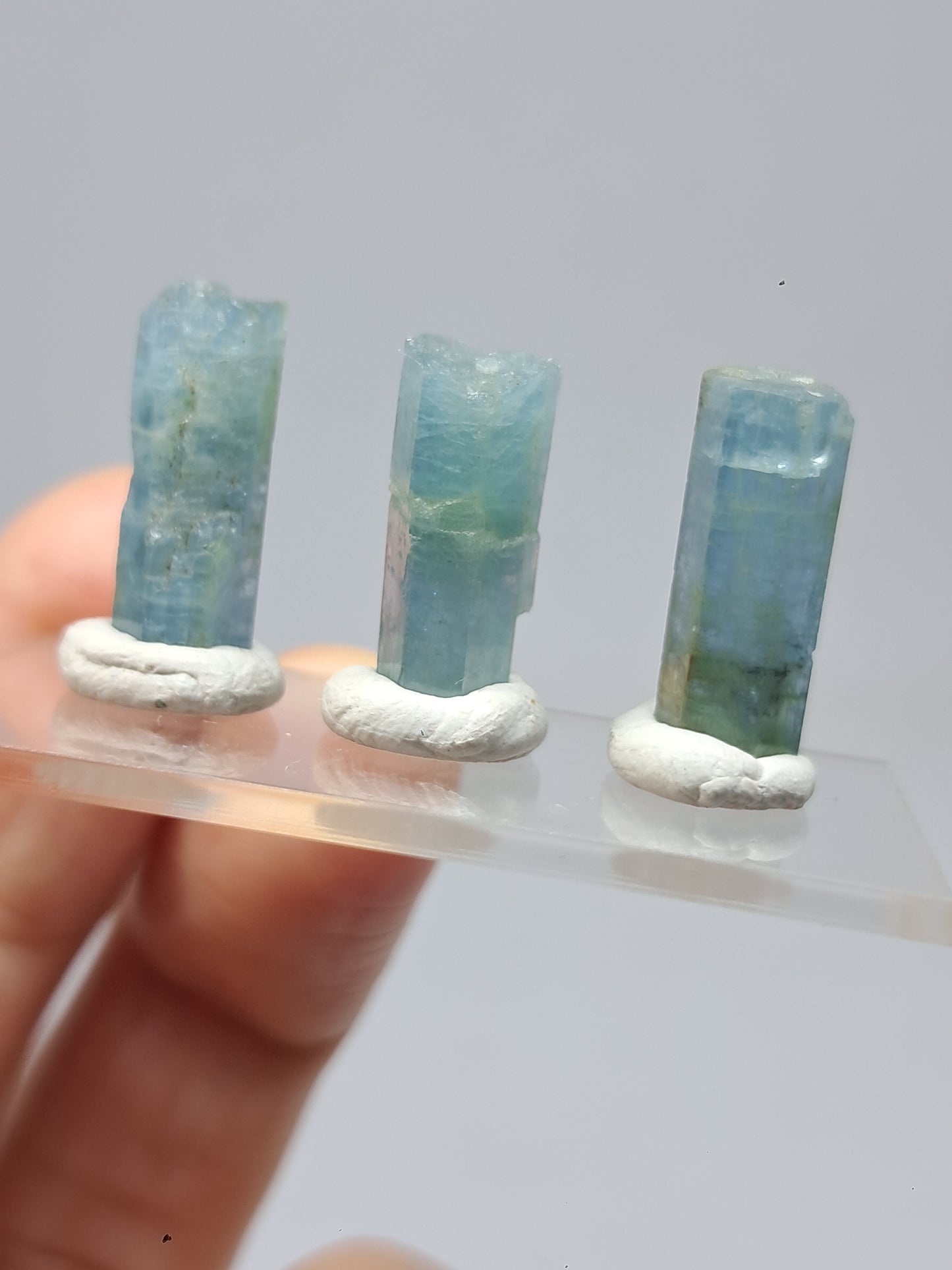 Conjunto de 3 Aguamarinas (Karur) Cristales Hexagonales en Bruto | Ejemplar Mineral n.° AQM27
