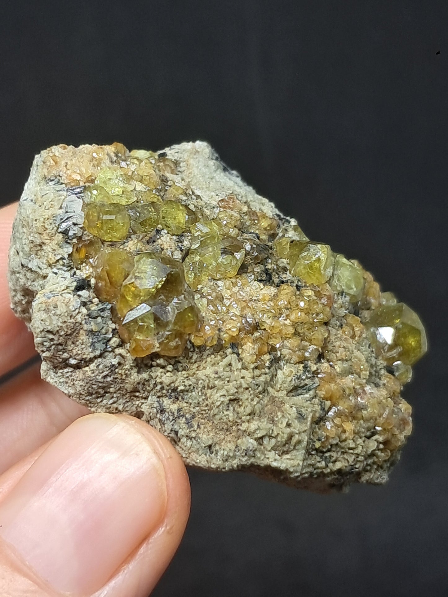 Cúmulo de granate verde en matriz (México) | Cristal en bruto | Ejemplar mineral n.° GR17