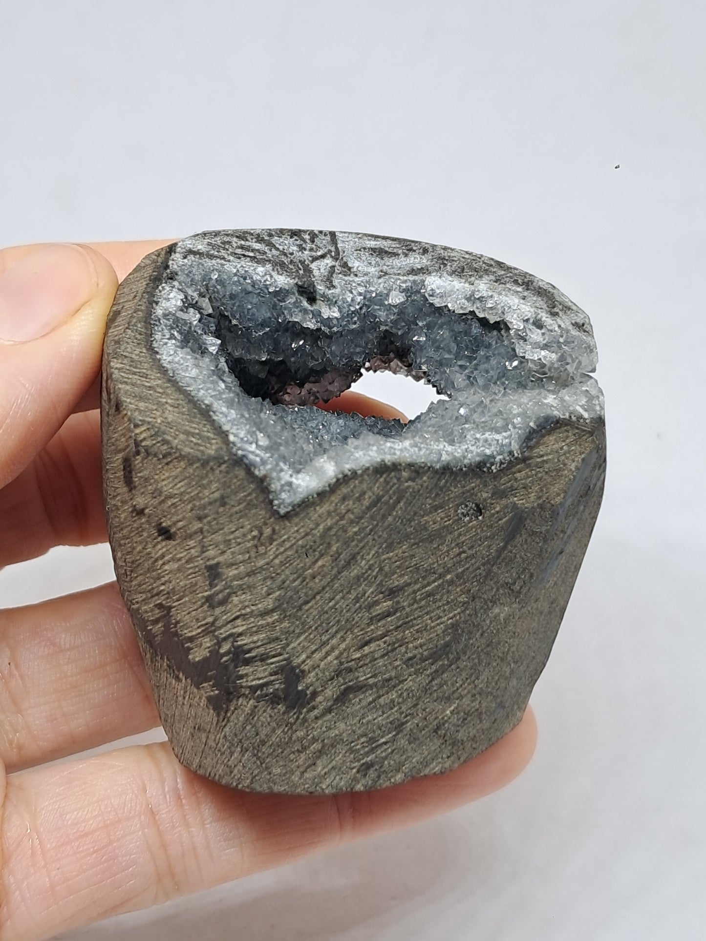 Calcedonia negra en geoda de basalto (Nashik) | Cristal natural | Ejemplar mineral n.° BC20
