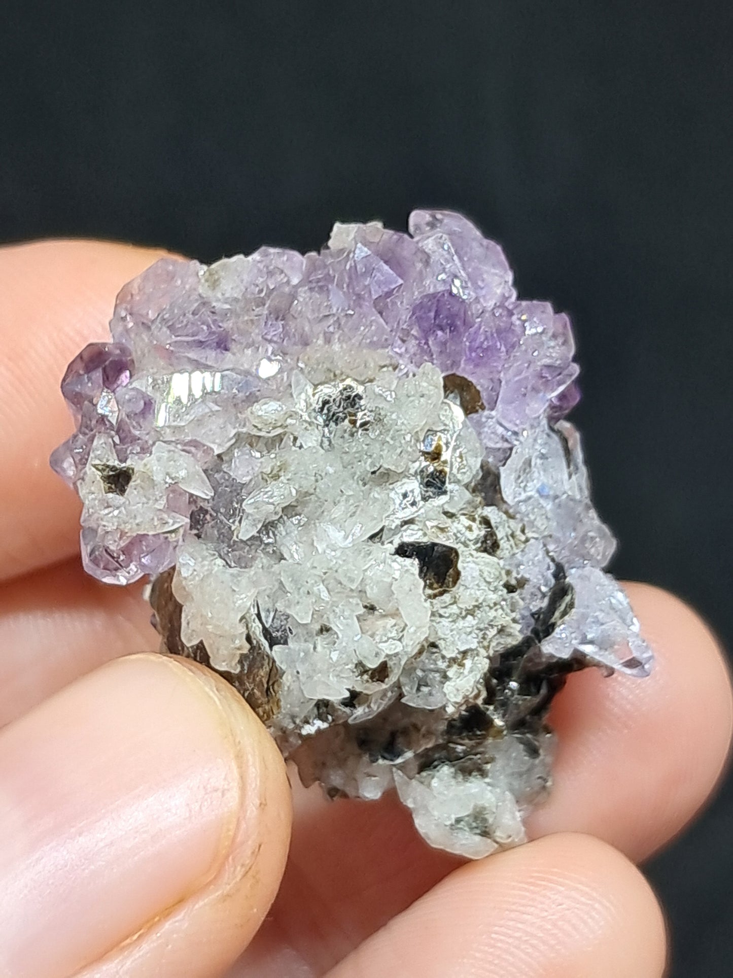 Cúmulo de amatista en matriz de albita y mica (Karur) | Cristal en bruto | Piedra natural | Ejemplar mineral n.° KA107