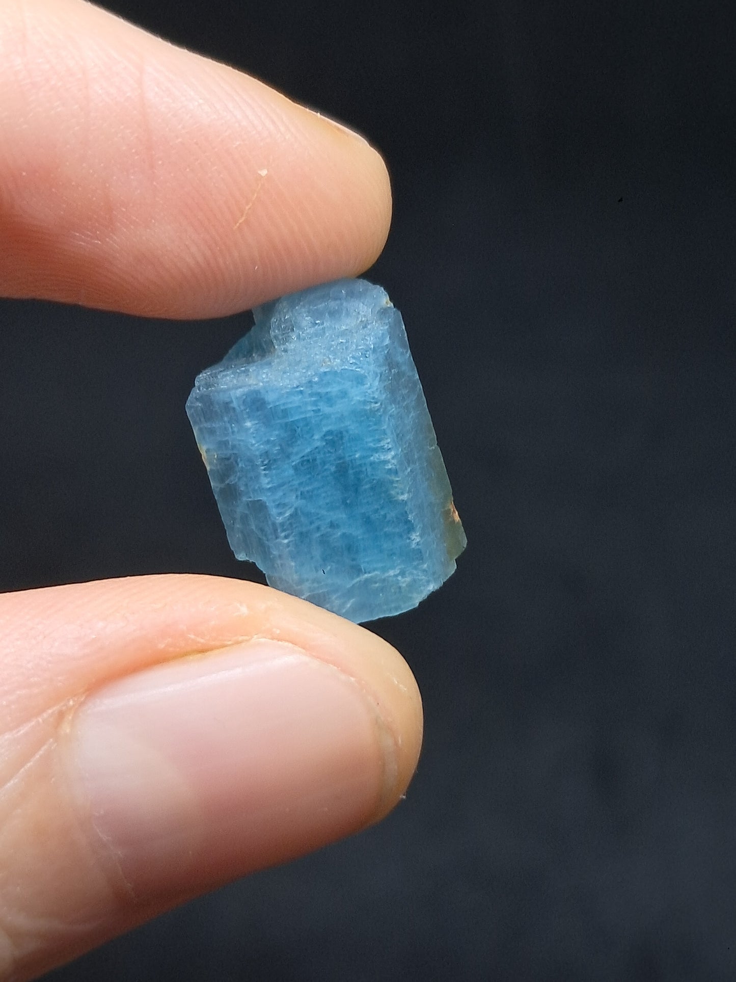 Aguamarina de alta calidad (Karur) en bruto, cristal hexagonal | Ejemplar mineral n.° AQM15