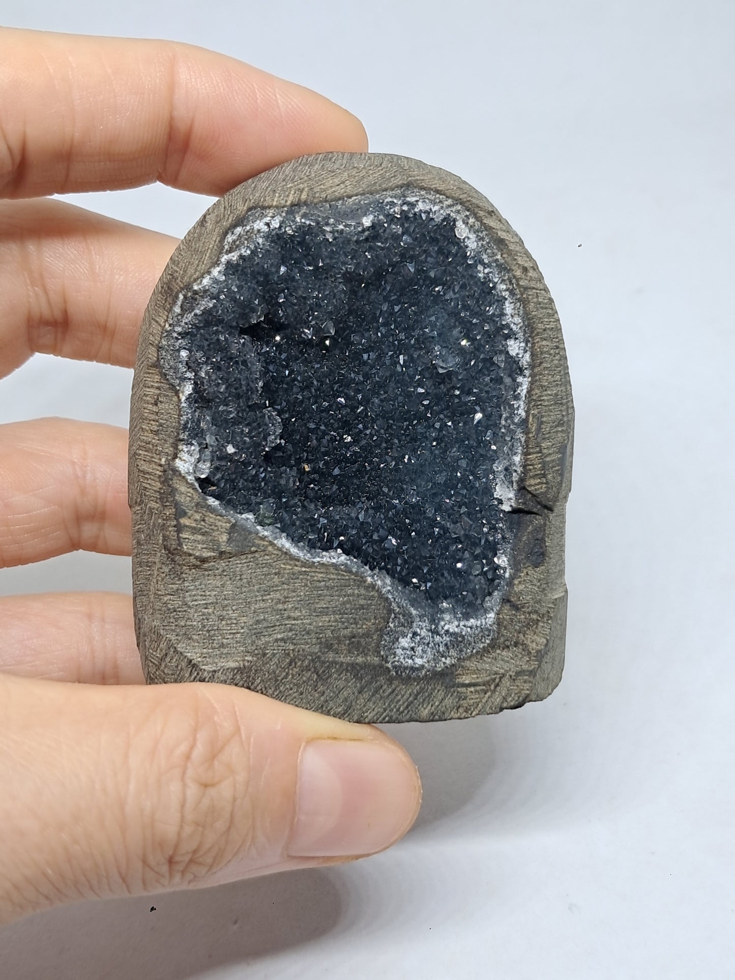 Calcedonia negra en geoda de basalto (Nashik) | Cristal natural | Ejemplar mineral n.° BC11