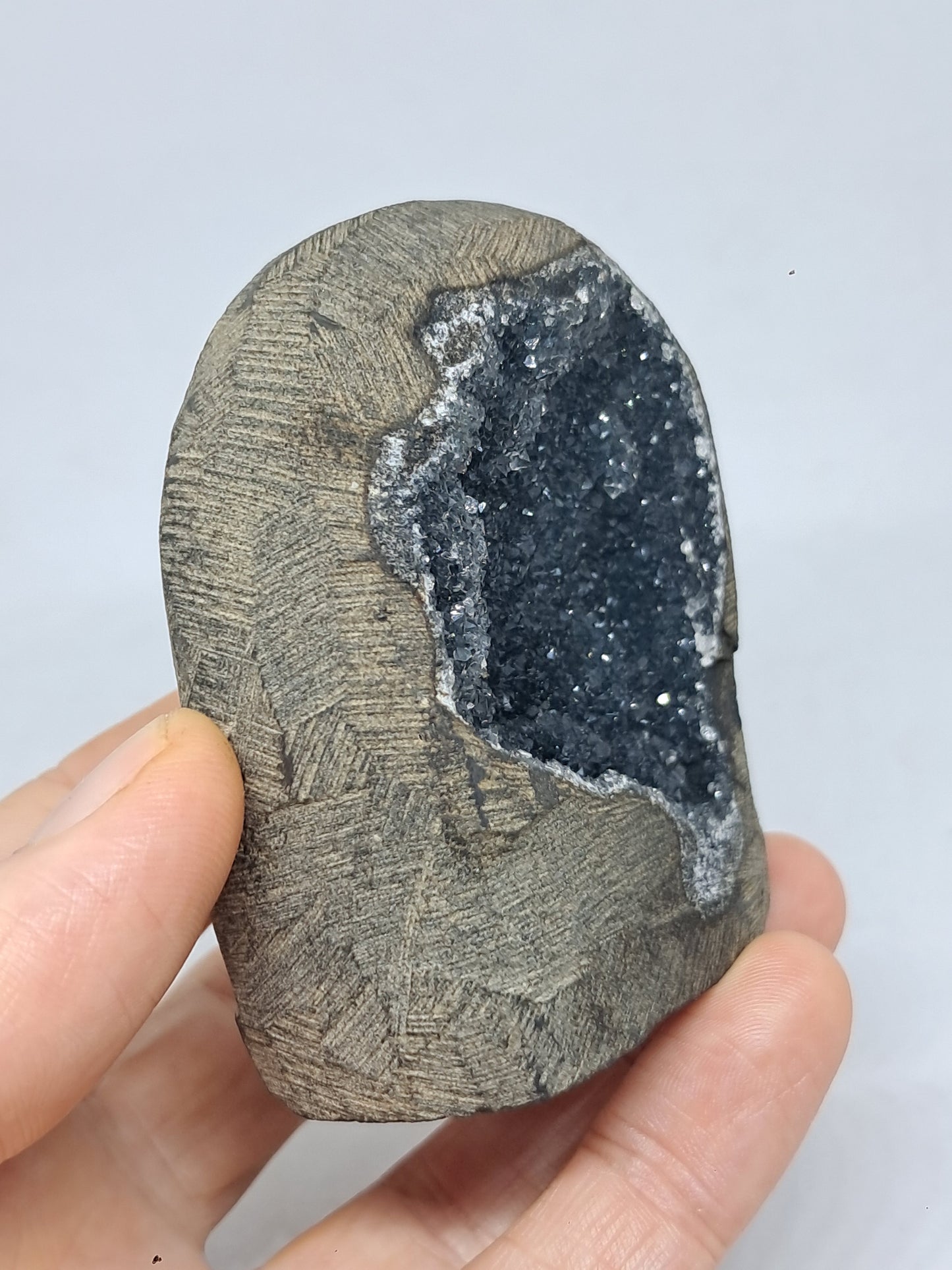 Calcedonia negra en geoda de basalto (Nashik) | Cristal natural | Ejemplar mineral n.° BC11