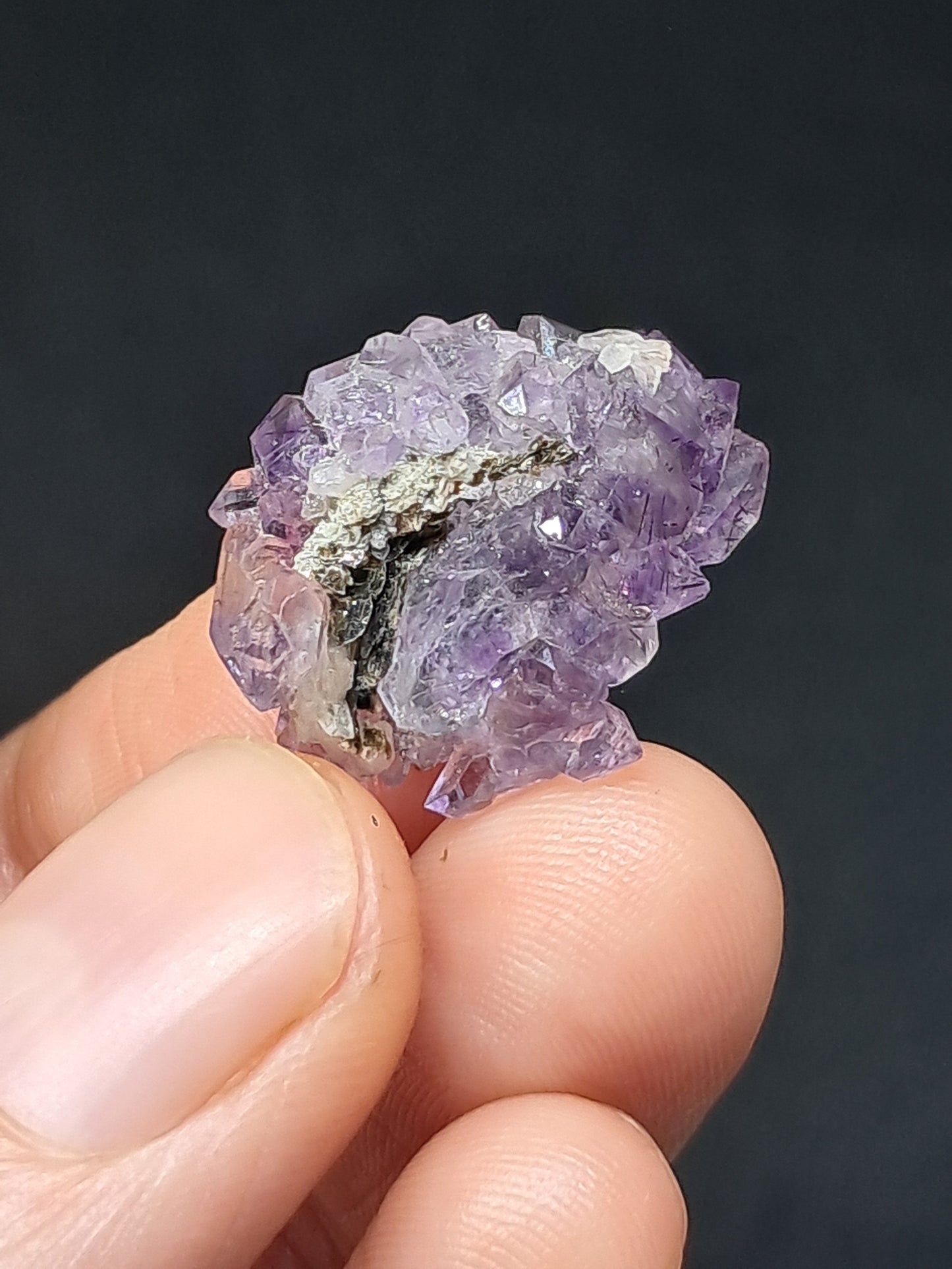 Amatista brillante con inclusiones "Super Seven" y mica (Karur) | Cristal en bruto | Piedra natural | Ejemplar mineral n.° KA153