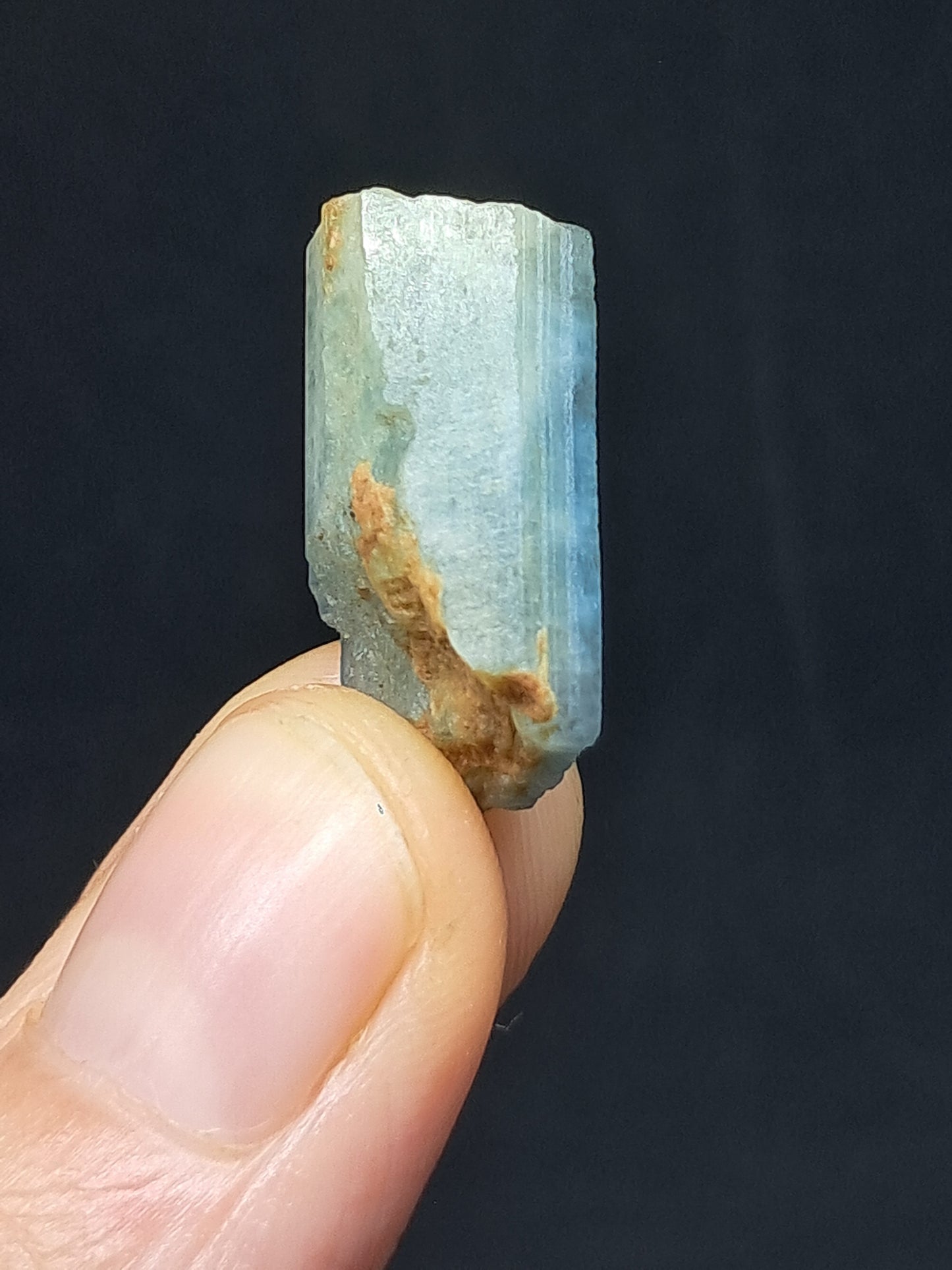 Aguamarina de alta calidad (Karur) en bruto, cristal hexagonal | Ejemplar mineral n.° AQM16