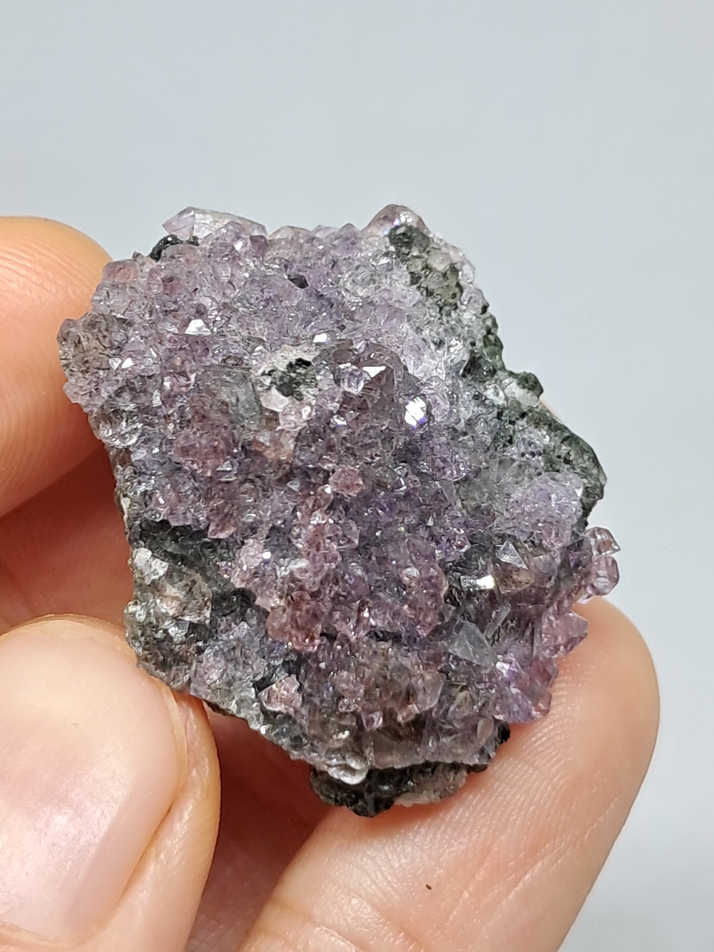 Amatista con cristales de hematita (Karur) | Piedra natural | Ejemplar mineral n.° KA84