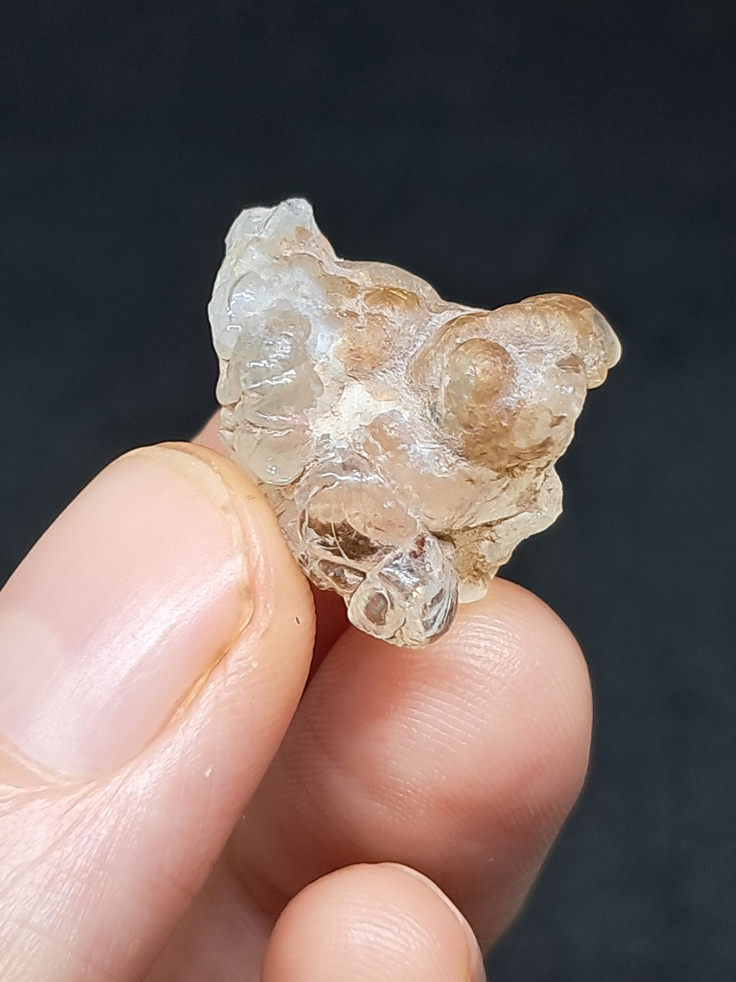 Ópalo hialita (México), piedra cristalina en bruto reactiva a los rayos UV | Ejemplar mineral n.° OH10