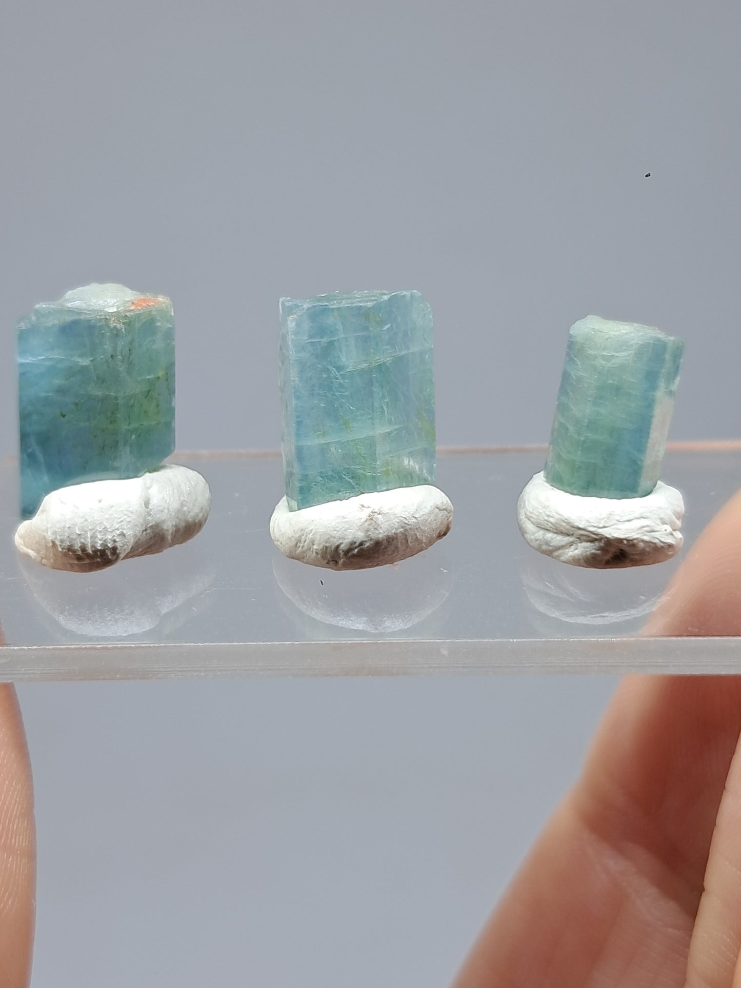 Conjunto de 3 cristales hexagonales de aguamarina (Karur) en bruto | Ejemplar mineral n.° AQM33