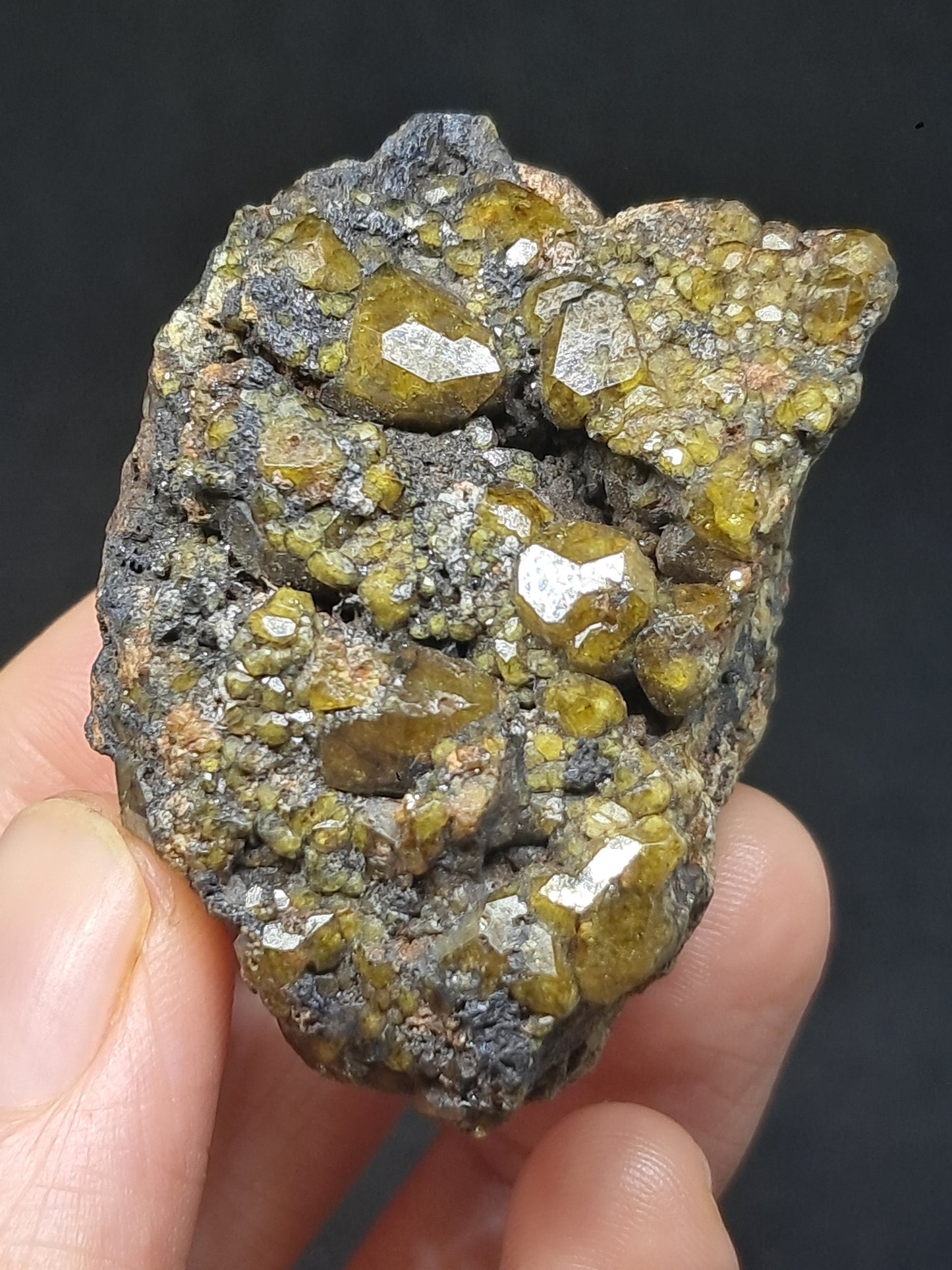 Cúmulo de granate verde en matriz (México) | Cristal en bruto | Ejemplar mineral n.° GR16