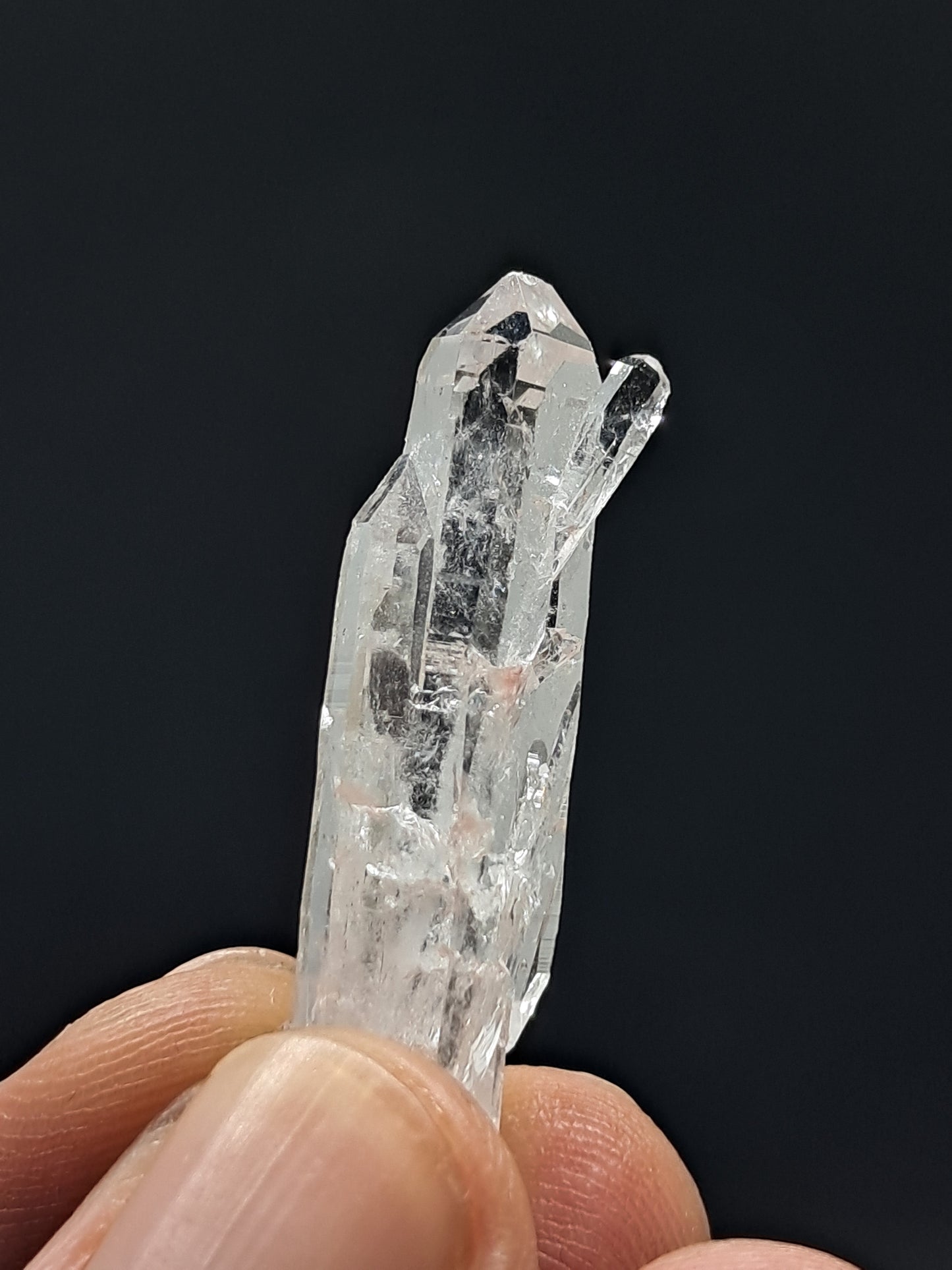 Cristal de cuarzo transparente Faden (Santander, Colombia) Punta natural | Ejemplar mineral n.° COQ31
