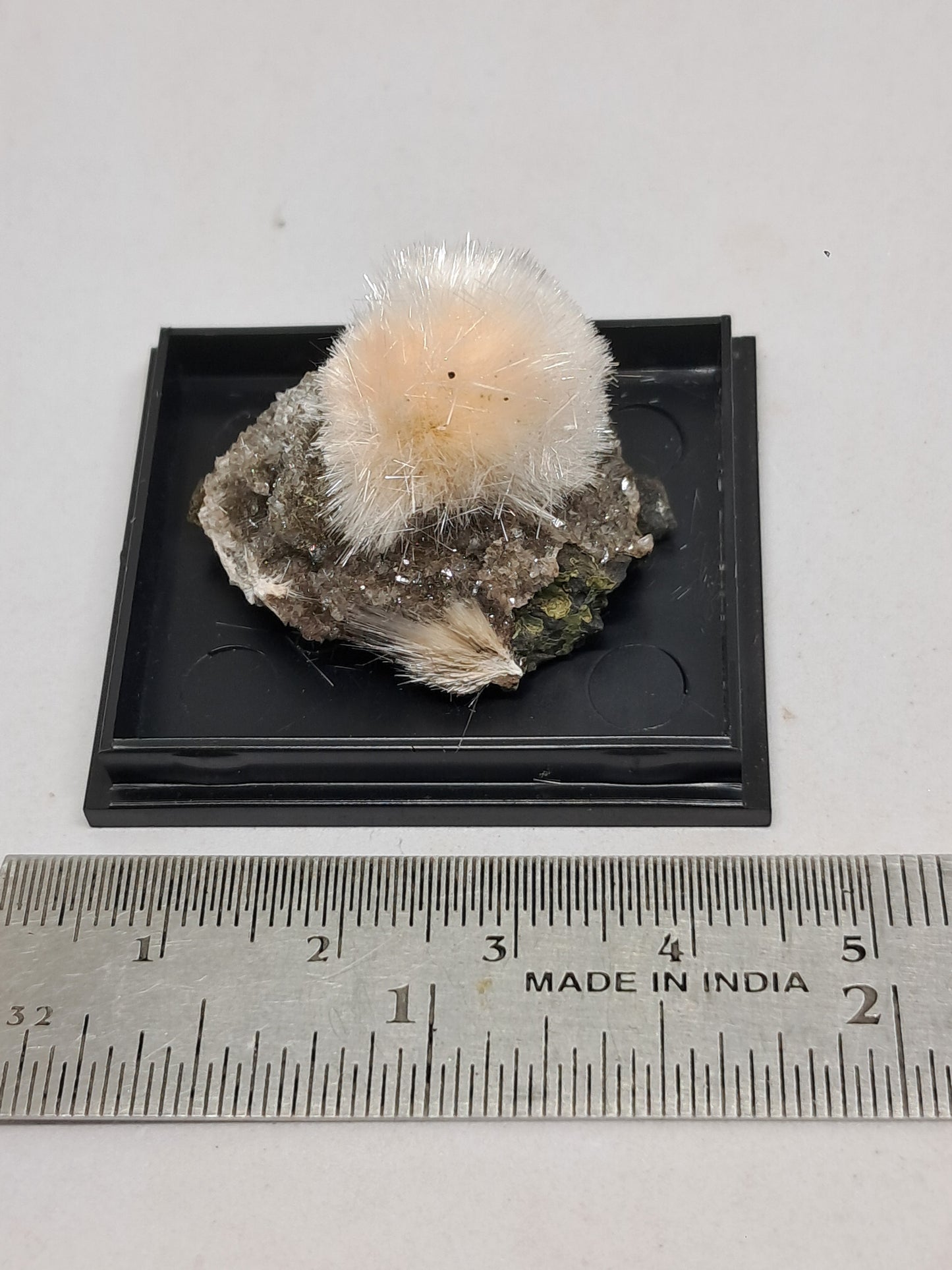 Mesolita color melocotón sobre heulandita (Madhya Pradesh), cristal natural | Ejemplar mineral n.° MS13