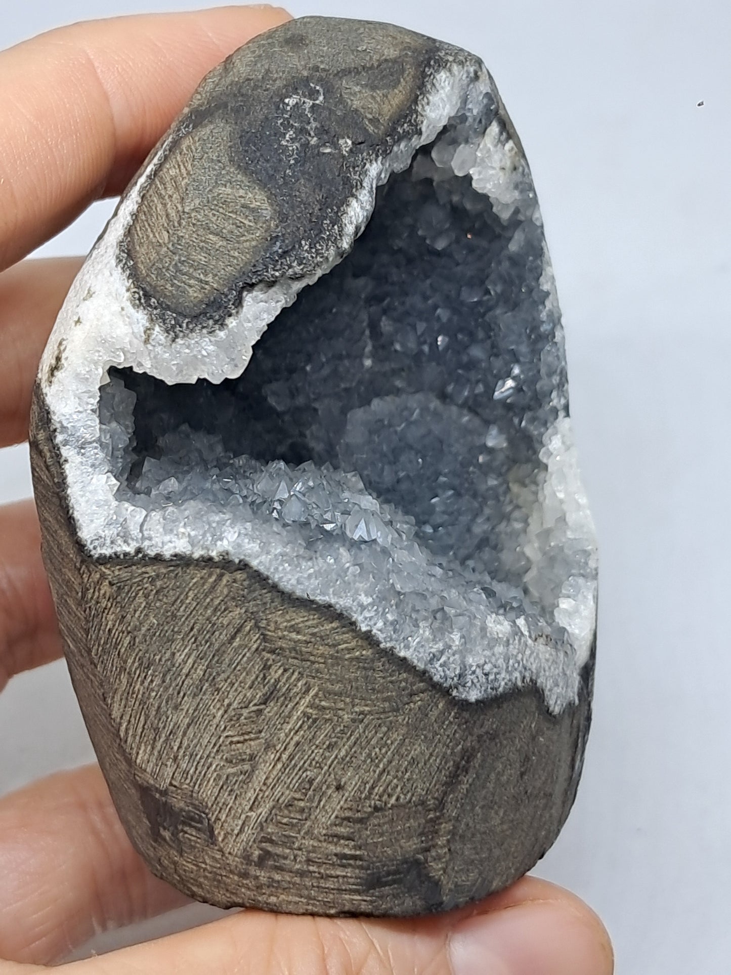Calcedonia gris/azul en geoda de basalto (Nashik) | Cristal natural | Ejemplar mineral n.° BC10