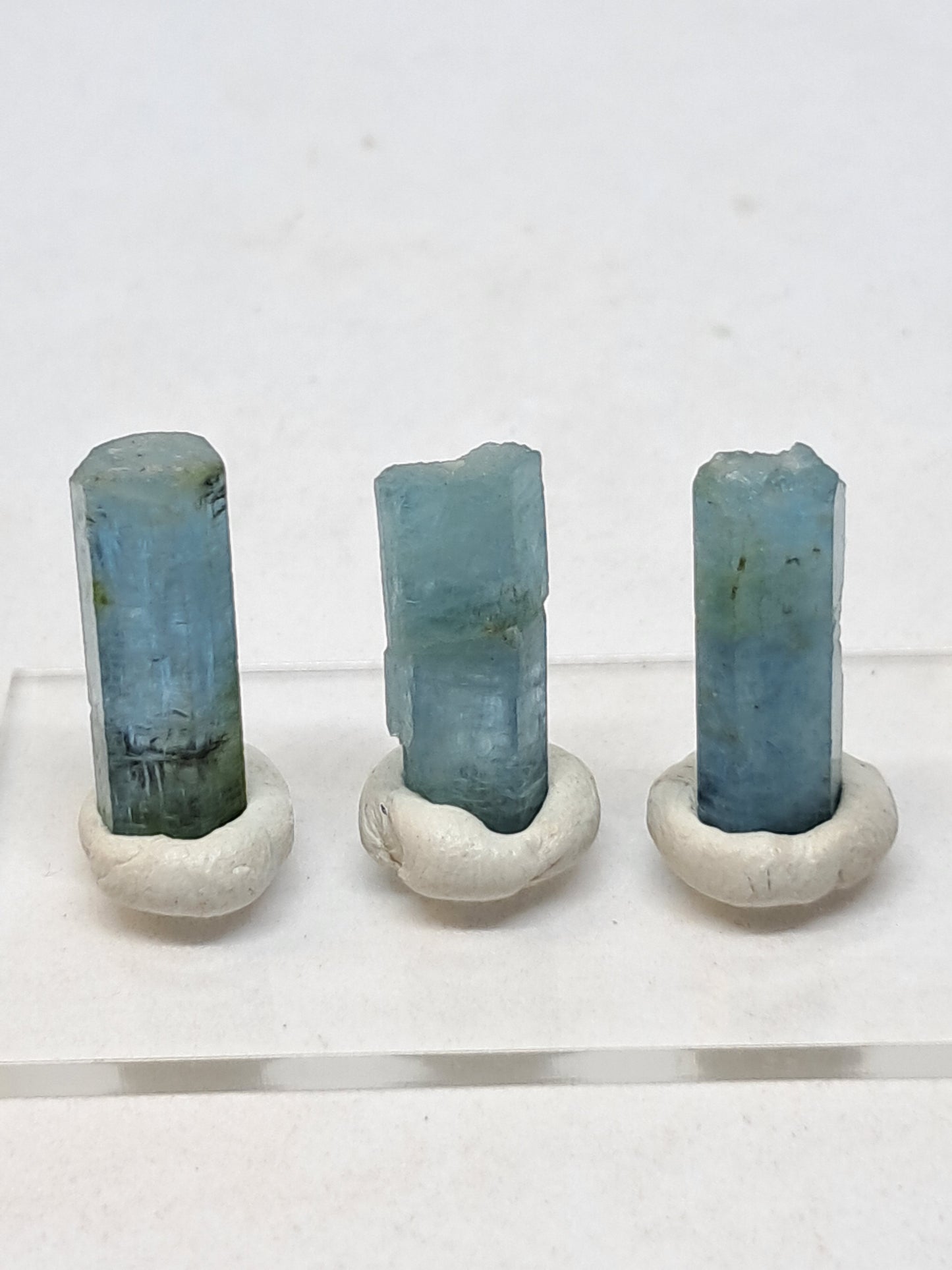 Conjunto de 3 Aguamarinas (Karur) Cristales Hexagonales en Bruto | Ejemplar Mineral n.° AQM27