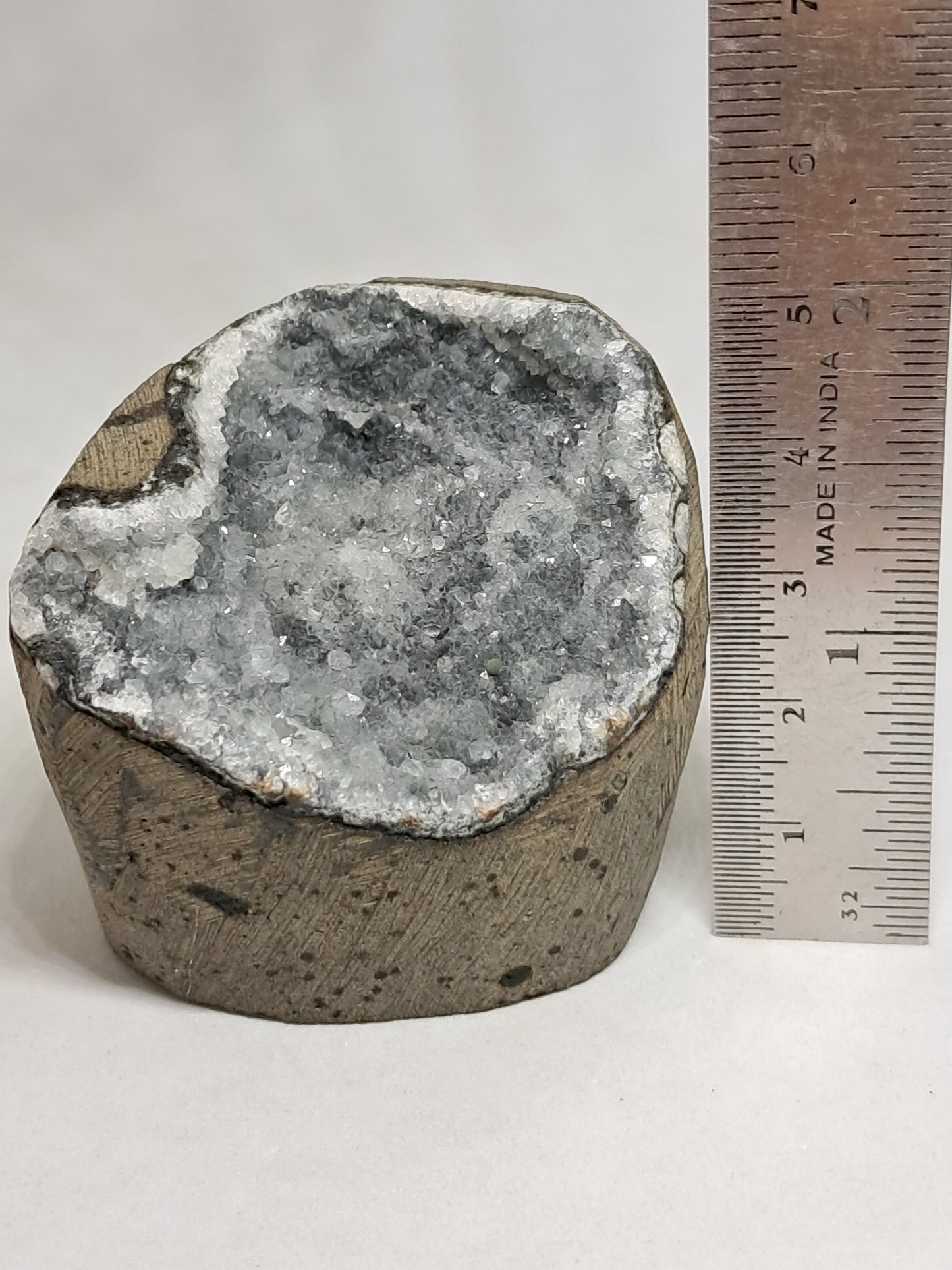 Cuarzo sobre calcedonia negra en geoda de basalto (Nashik) | Cristal natural | Ejemplar mineral n.° BC14