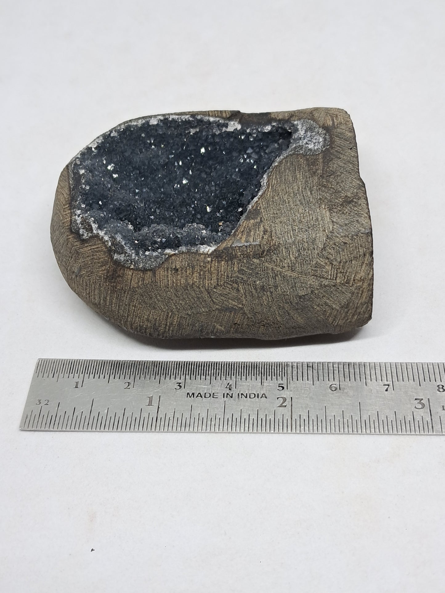 Calcedonia negra en geoda de basalto (Nashik) | Cristal natural | Ejemplar mineral n.° BC11