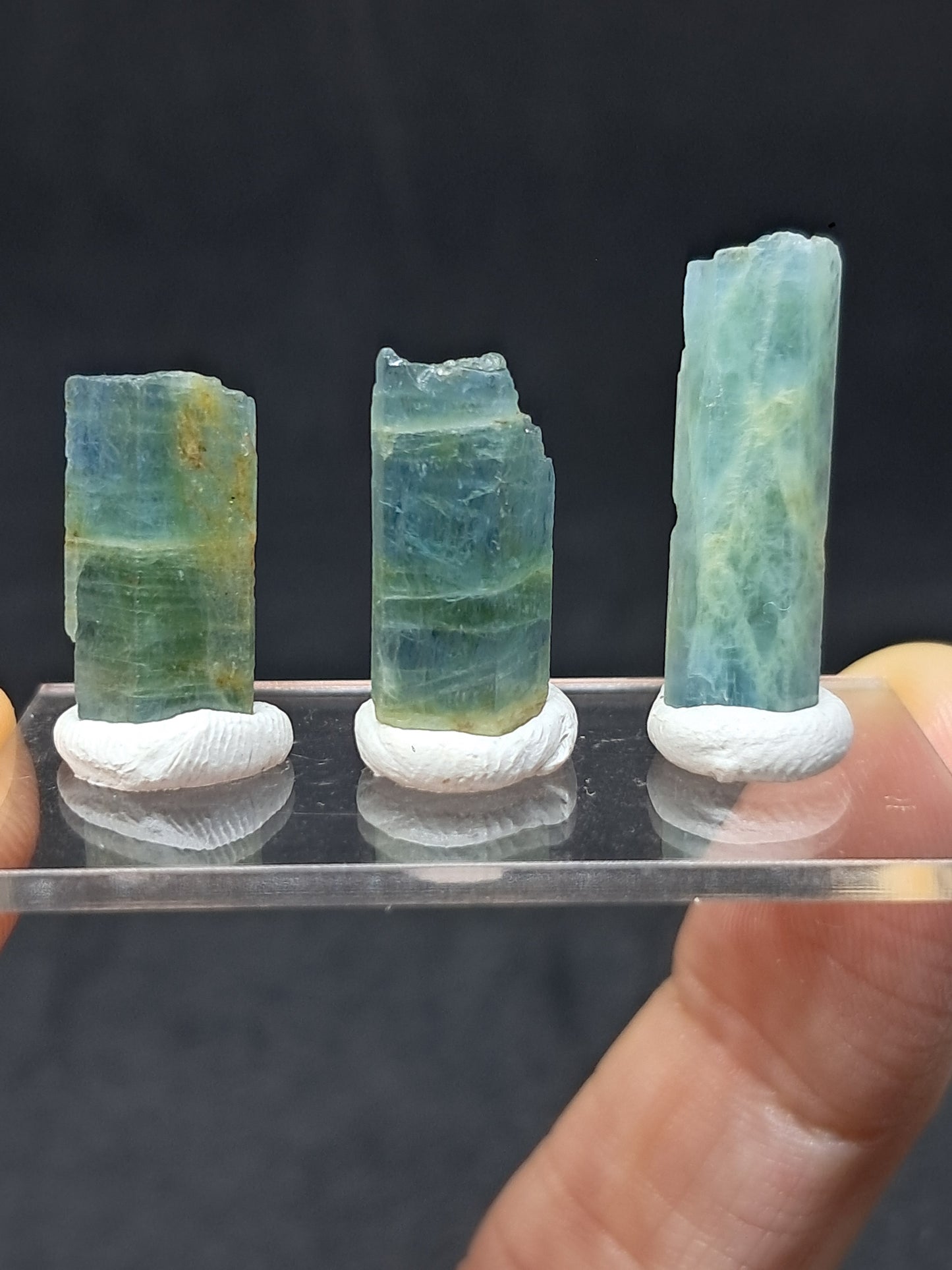 Conjunto de 3 Aguamarinas (Karur) Cristales Hexagonales en Bruto | Ejemplar Mineral n.° AQM31