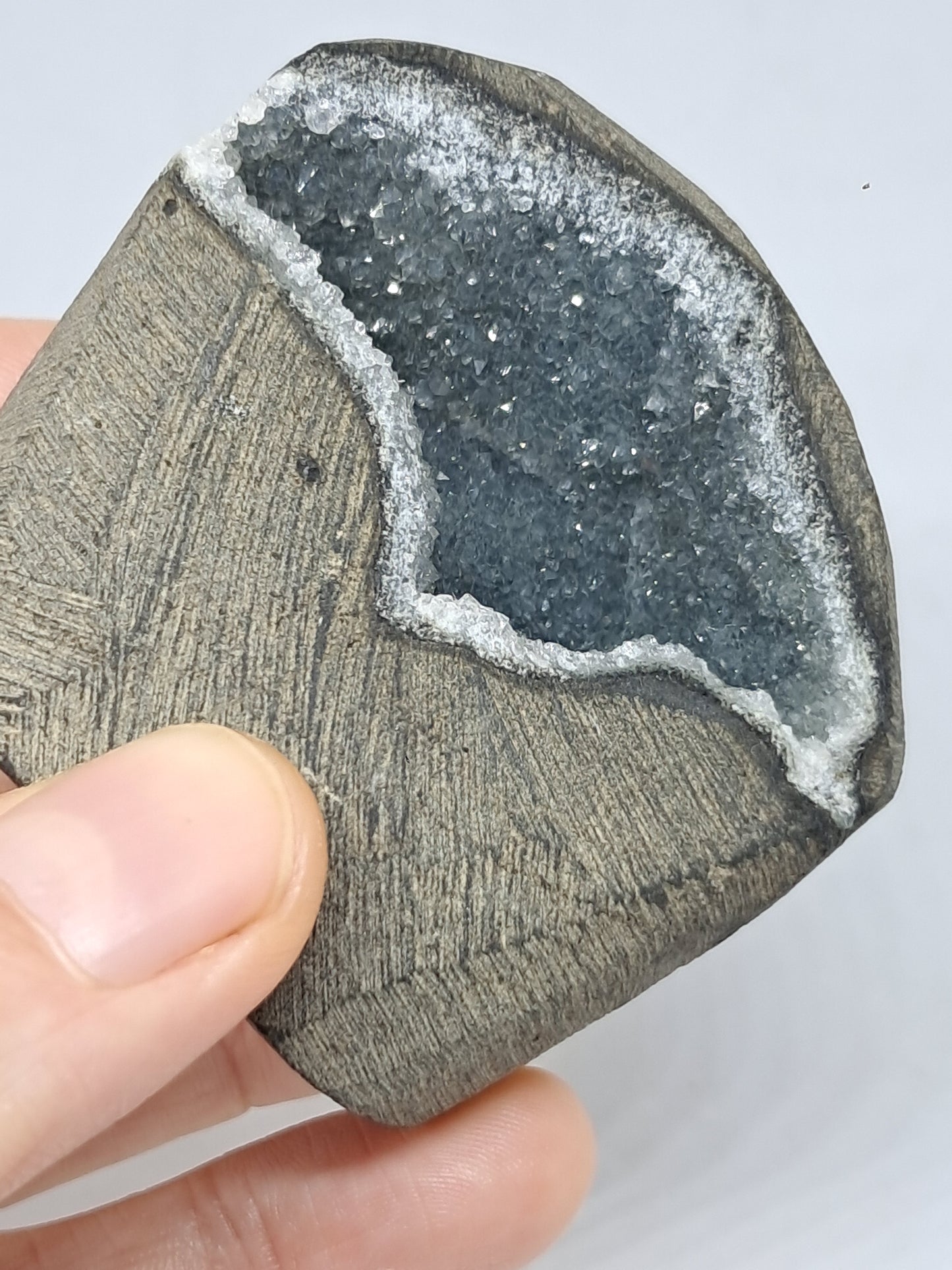 Calcedonia negra en geoda de basalto (Nashik) | Cristal natural | Ejemplar mineral n.° BC22