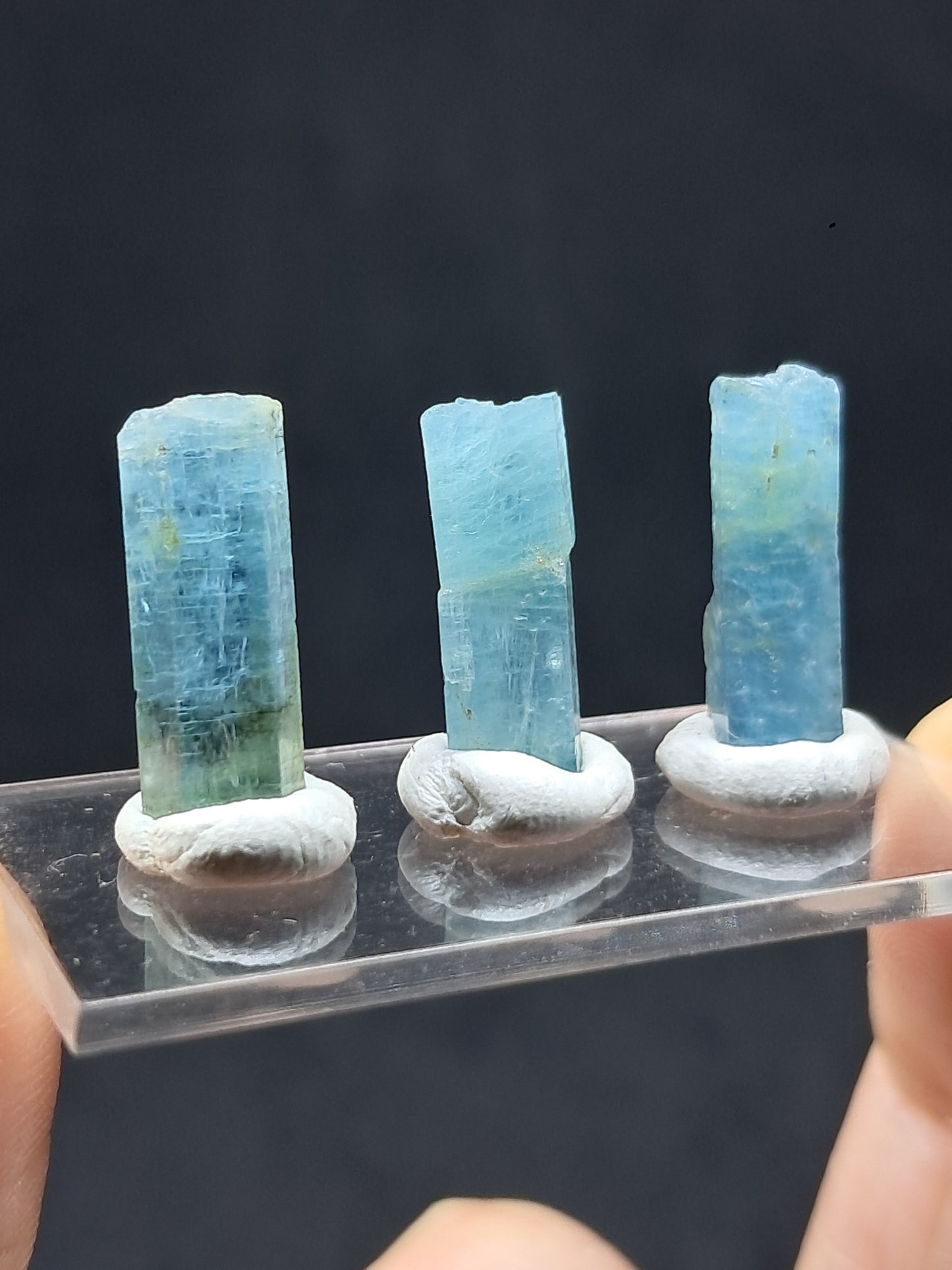 Conjunto de 3 Aguamarinas (Karur) Cristales Hexagonales en Bruto | Ejemplar Mineral n.° AQM27