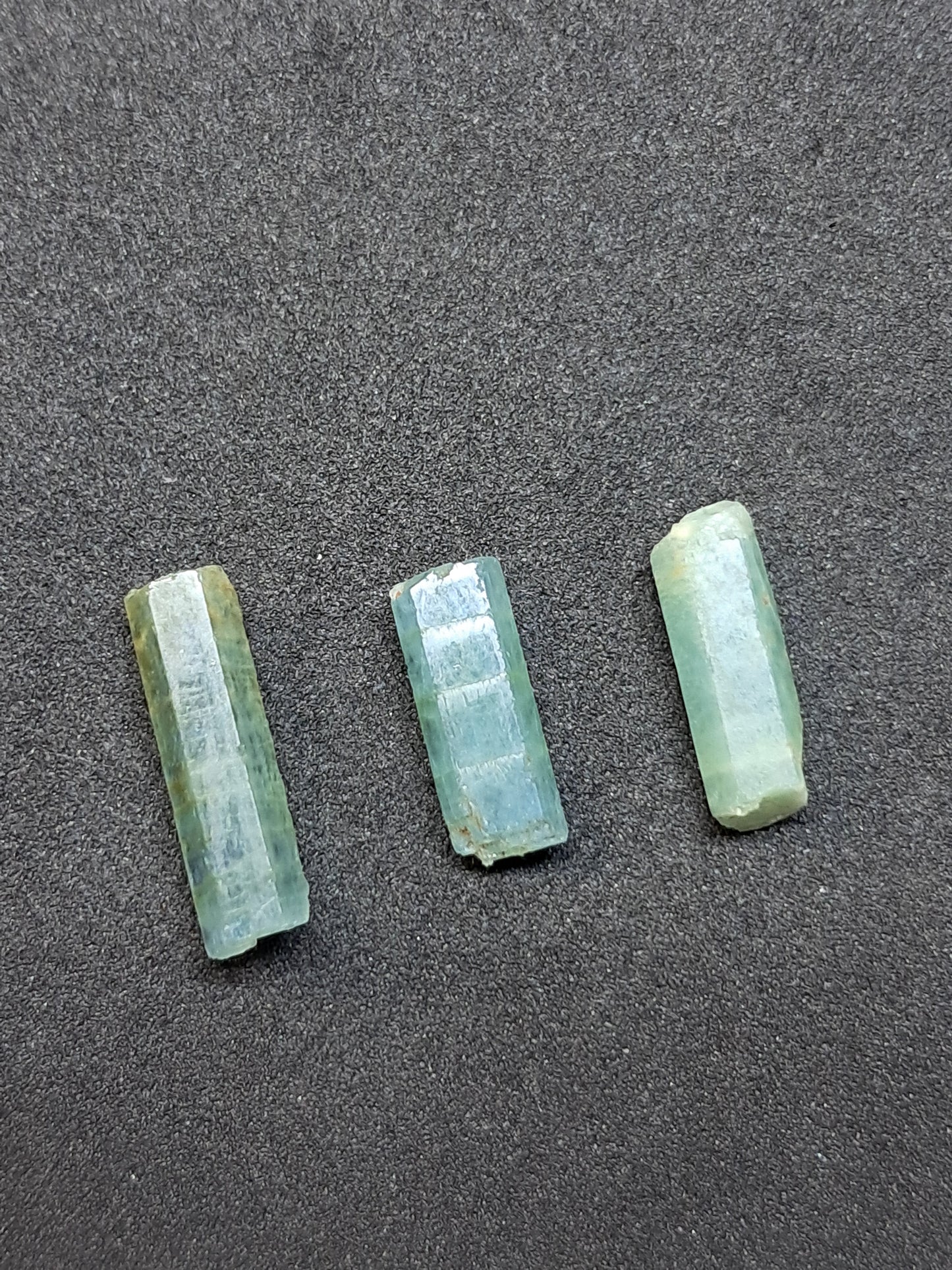 Conjunto de 3 Aguamarinas (Karur) Cristales Hexagonales en Bruto | Ejemplar Mineral n.° AQM35