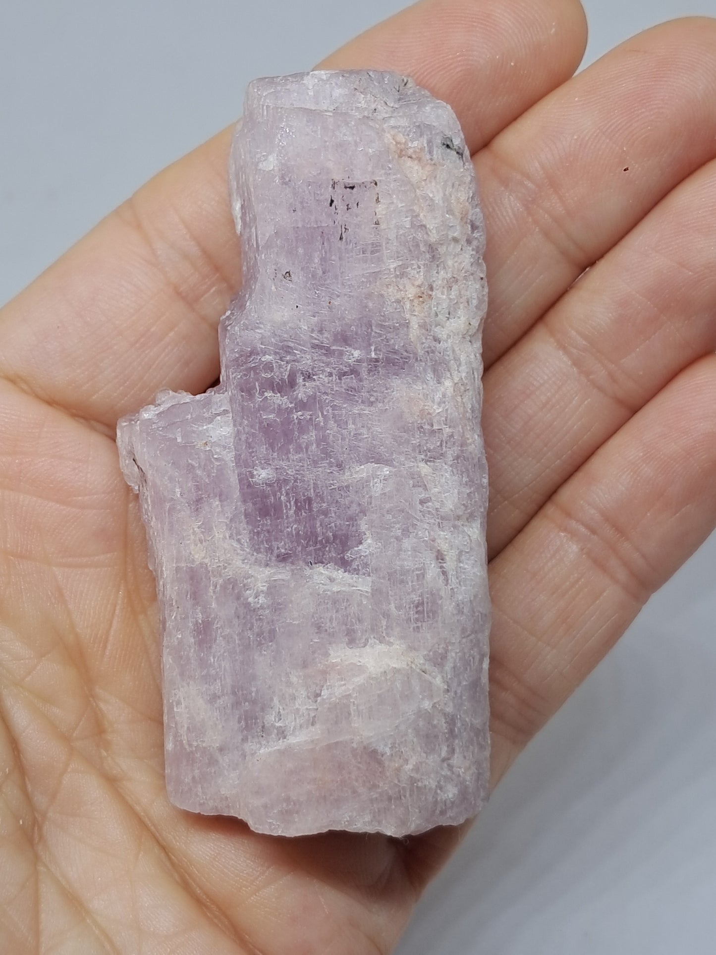 Cristal de kunzita en bruto (Madagascar), piedra natural en bruto | Ejemplar de espodumena n.° KZ1